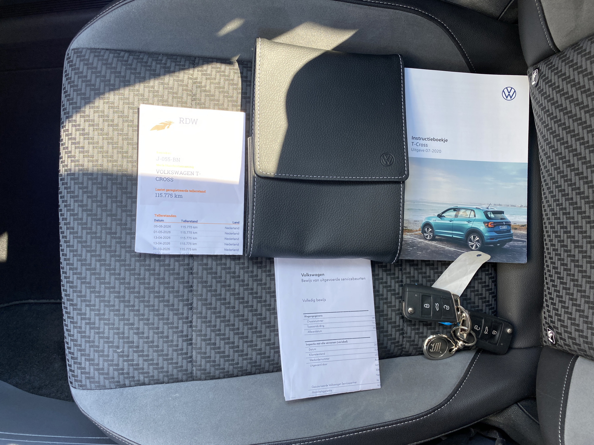 Volkswagen T-Cross 1.0 TSI R Line 116 pk | dealer onderh. | virtual cockpit | navigatie | camera | stoelverwarming | apple carplay | keyless go