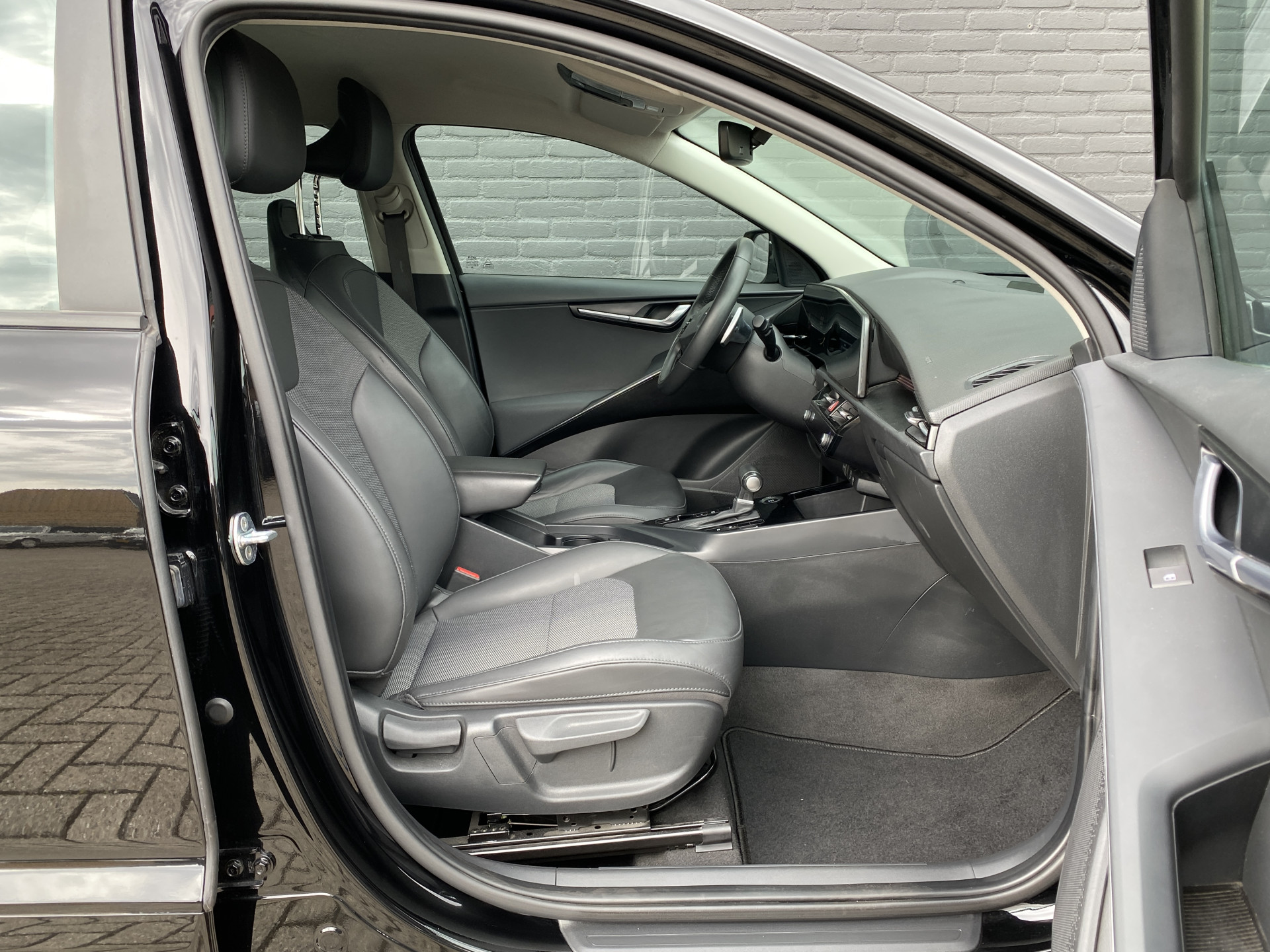 Kia Niro 1.6 GDi PHEV 184 pk DynamicLine AUT. | 1e eigenaar | navigatie | adaptieve cruise | camera | 2 laadkabels | keyless entry