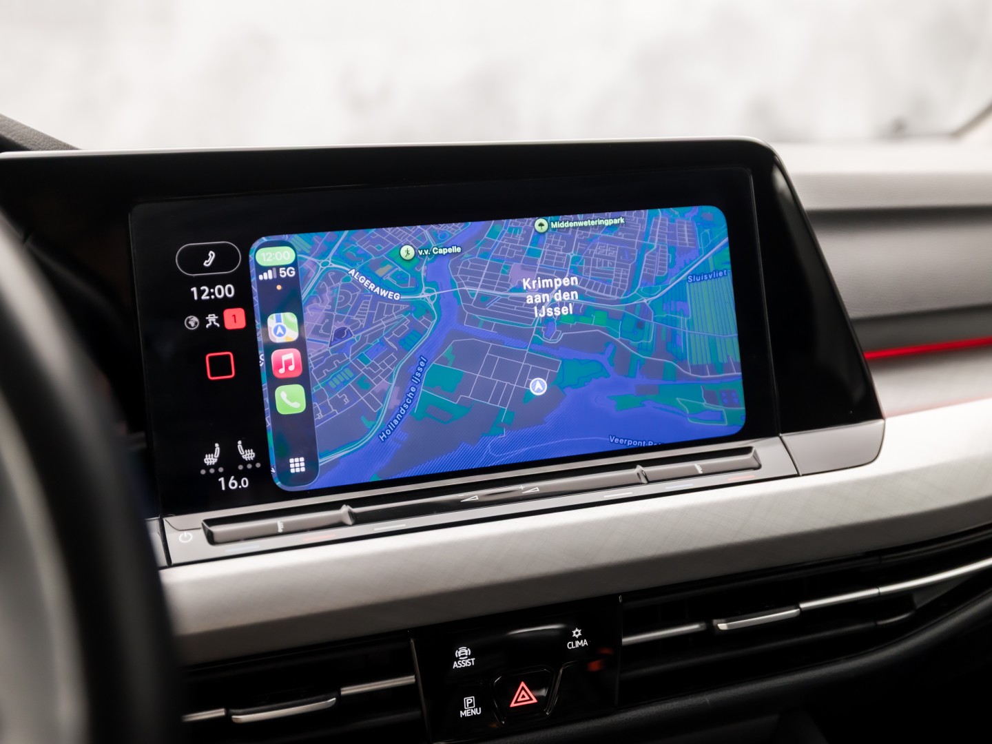 Volkswagen Golf 1.5 TSI Sport 150Pk Automaat (APPLE CARPLAY, GROOT NAVI, STUUR/STOELVERWARMING, SPORTSTOELEN, GETINT GLAS, SFEERVERLICHTING, KEYLESS, NIEUWSTAAT)