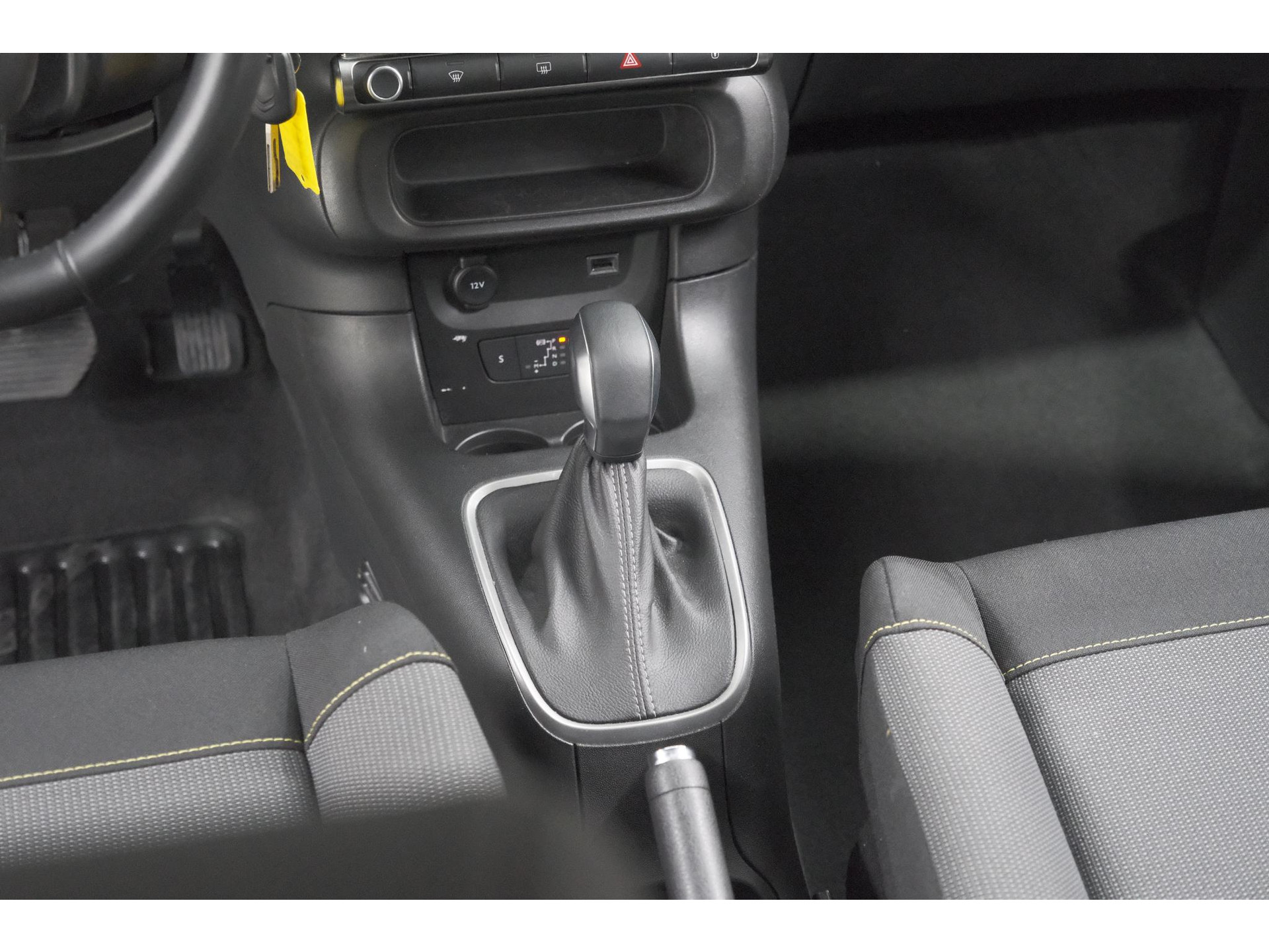 Citroen C3 PureTech 110 EAT6 Business | Trekhaak | Camera | Dodehoekdetectie | Navigatie | Climate Control