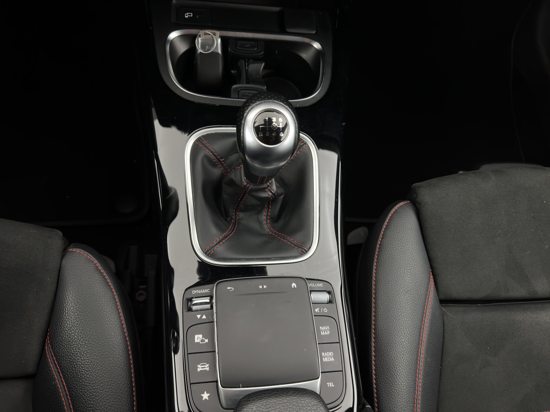 Mercedes-Benz A-klasse 160 AMG-Sportpack Business-Solution (INCL-BTW) *WIDESCREEN-DIGI-COCKPIT | FULL-LED | LEATHER-MICROFIBRE | CAMERA | DYNAMIC-SELECT | CRUISE | HEATED-SPORTSEATS | PRIVACY-GLASS | DAB | AMBIENT-LIGHT | 18"ALU*