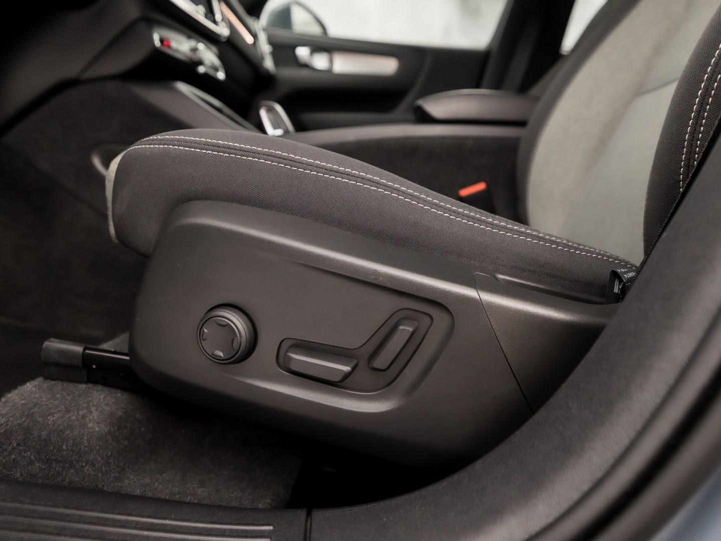 Volvo XC40 1.5 T4 Recharge Inscription 211Pk Automaat (APPLE CARPLAY, STUUR/STOELVERWARMING, MEMORY SEATS, CAMERA, STOELVERWARMING ACHTER, KEYLESS, GETINT GLAS, ELEK ACHTERKLEP, ZWART HEMEL, NIEUWSTAAT)