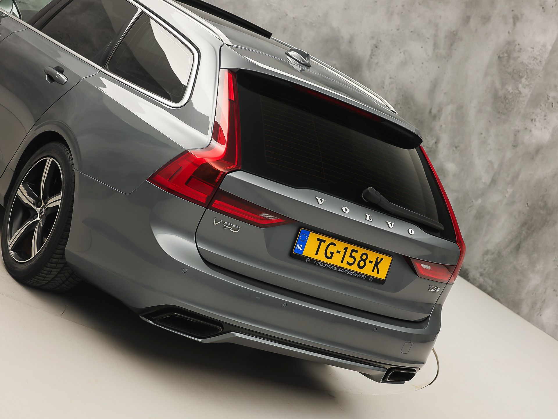 Volvo V90 2.0 T4 R-Design Automaat 190Pk (PANORAMADAK, HARMAN/KARDON, MEMORY SEATS, APPLE CARPLAY, GETINT GLAS, CAMERA, STOELVERWARMING, LEDER, NIEUWE APK, NIEUWSTAAT)