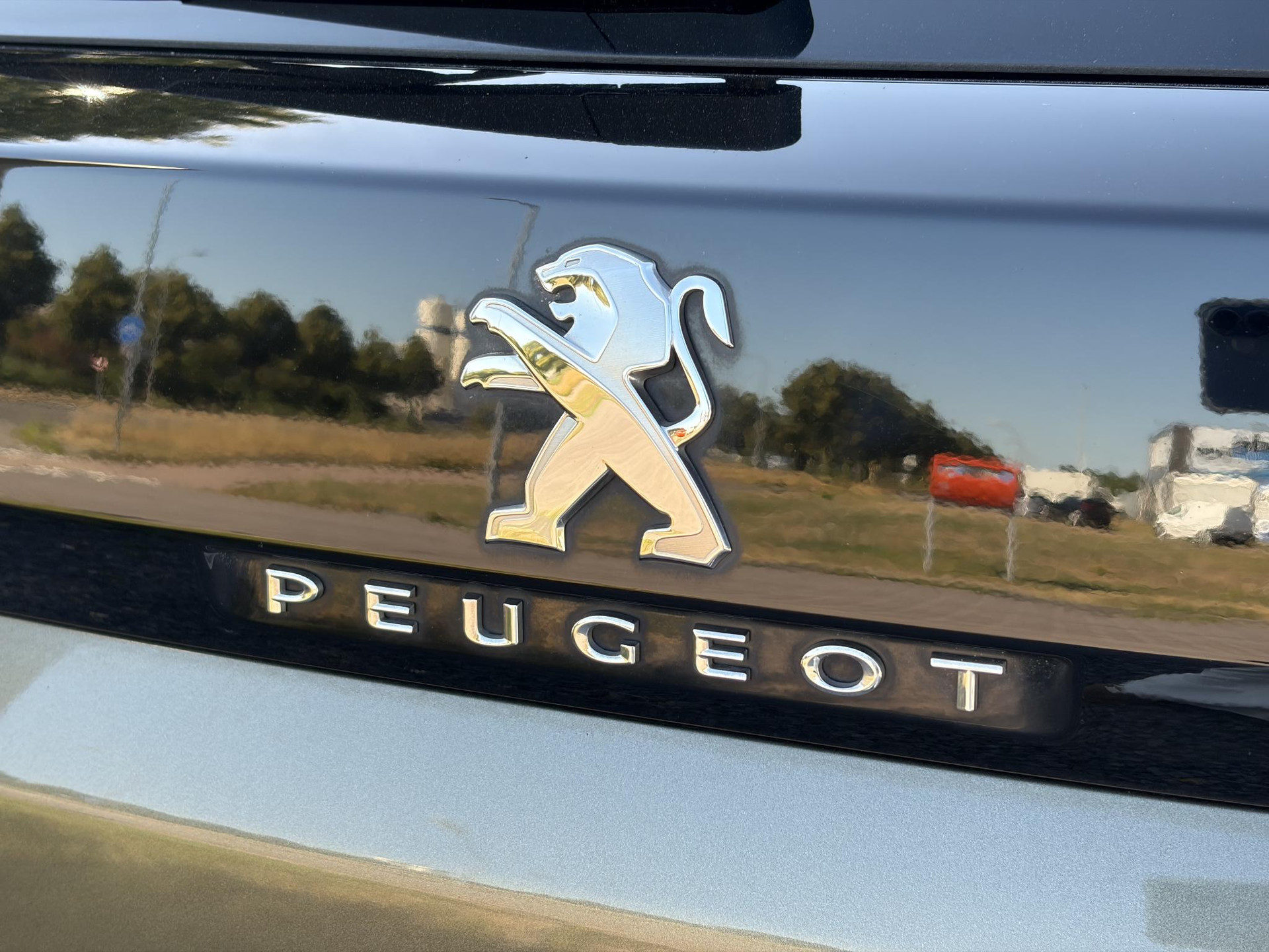 Peugeot 3008 1.2 PureTech Allure 2e Eigenaar l D-riem vv in 2023 l 360° Camera l Carplay l Dealer Onderhouden l Keyless l Stoelverwarming l Dodehoek l 6 Bak l Pdc V+A l 131pk l Bj 12-2017 l 19'' Lmv l Apk tot 12-2026