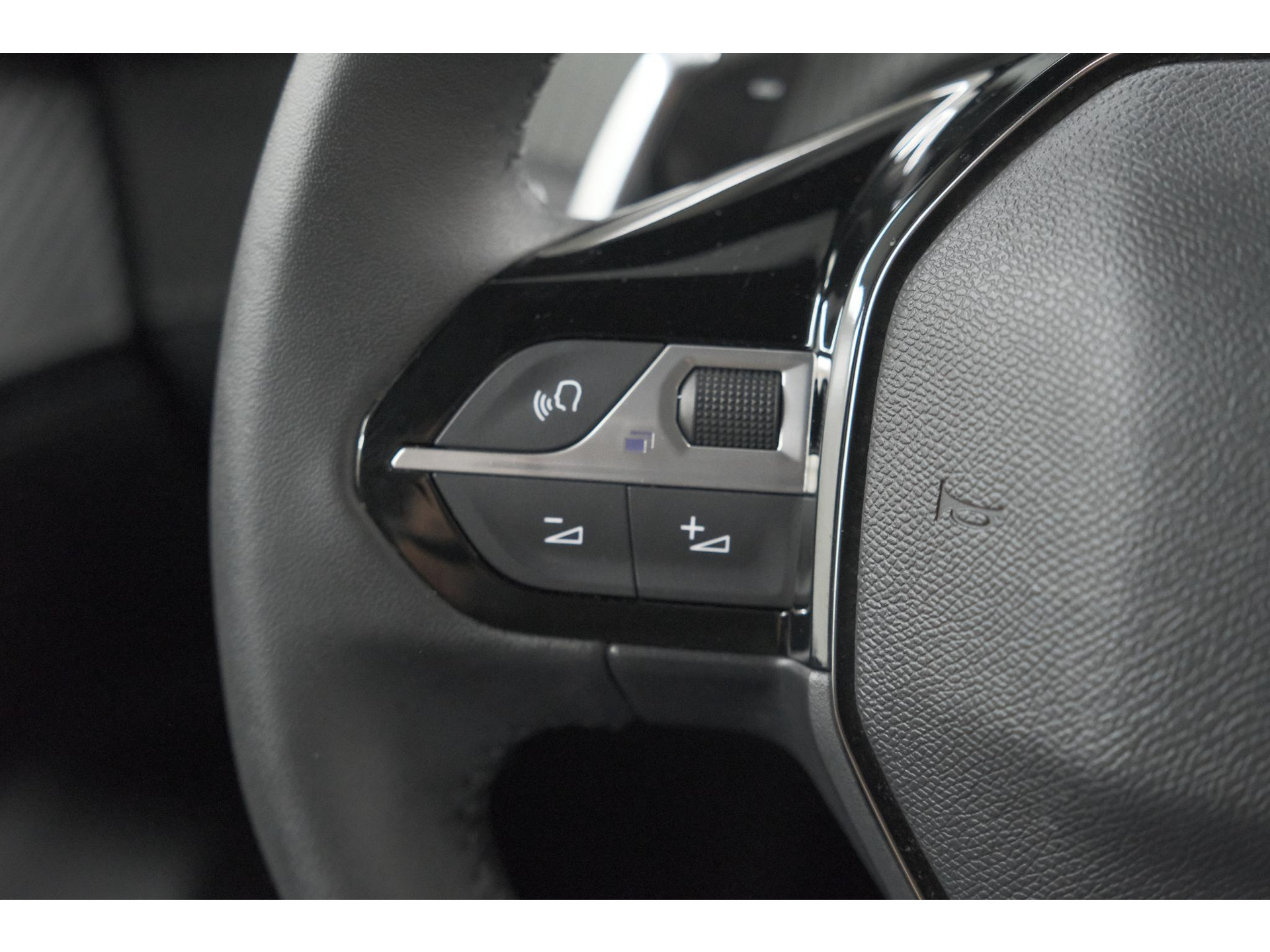 Peugeot 2008 Hybrid 136 e-DCS6 Allure | 360 Camera | Adaptieve Cruise Control | Dodehoekdetectie | Navigatie