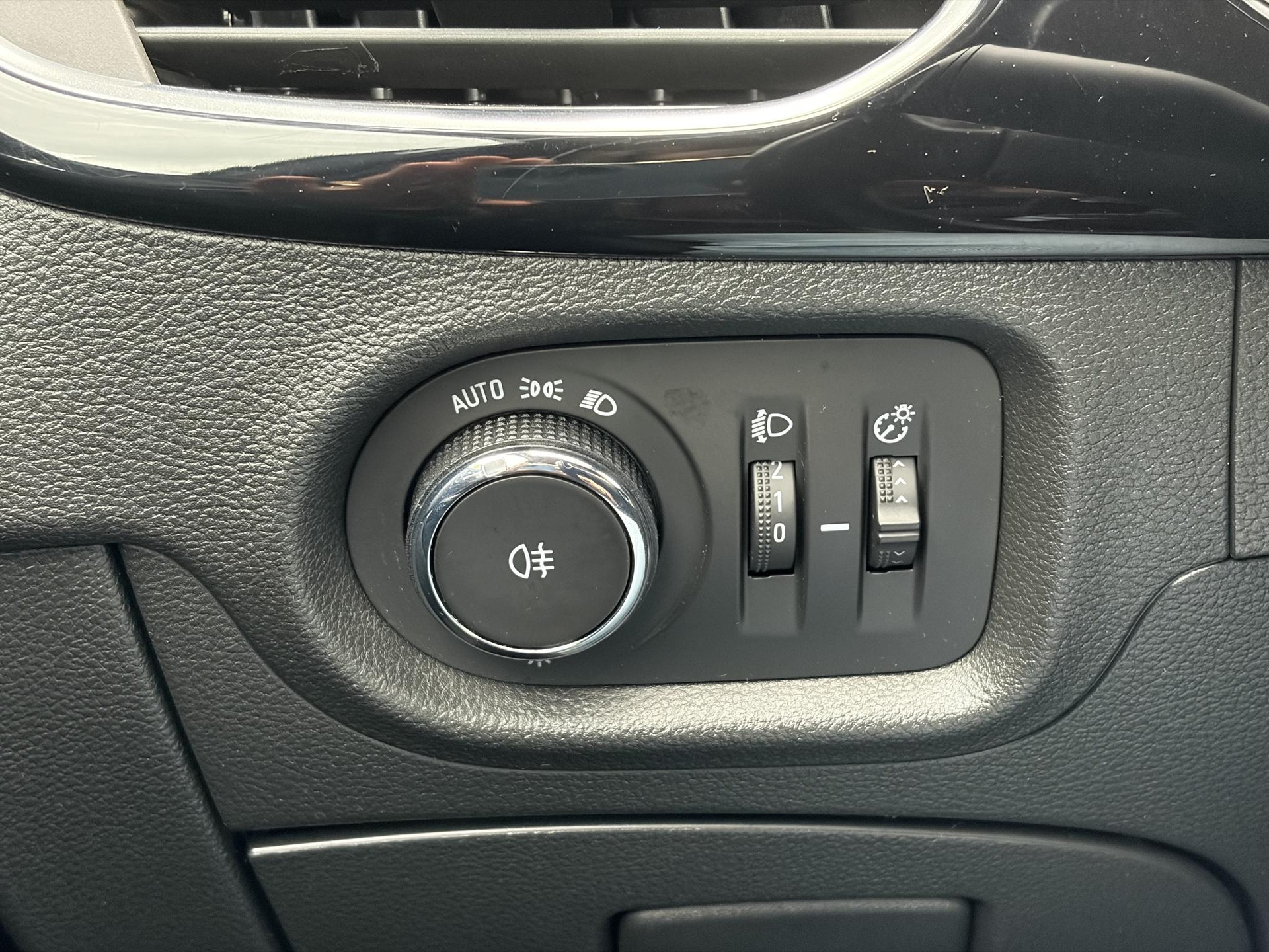 Opel Astra 1.2 Business Elegance 2e Eigenaar l Navi l Camera l Carplay l Keyless l Trekhaak l 110pk l Pdc V+A l Halfleder l 6 Bak l N.A.P l | Lm velgen l Rijstrooksensor l Apk tot 07-2027