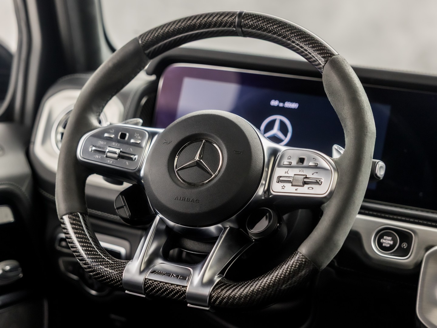 Mercedes-Benz G-Klasse 63 AMG 585Pk (SCHUIFDAK, CARBON PACK, ALCANTARA HEMEL, APPLE CARPLAY, BURMESTER, MASSAGE, STOELKOELING/VERWARMING, ADAPTIVE CRUISE, 360 CAMERA, SFEERVERLICHTING, TREKHAAK, NIEUWSTAAT)