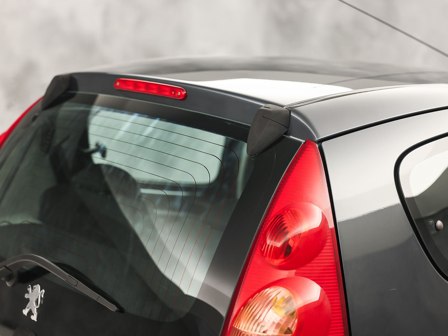 Peugeot 107 1.0-12V Sport (5 DEURS, AIRCO, TOERENTELLER, SPORTSTOELEN, RADIO, ELEK RAMEN, NIEUWE APK, NIEUWSTAAT)