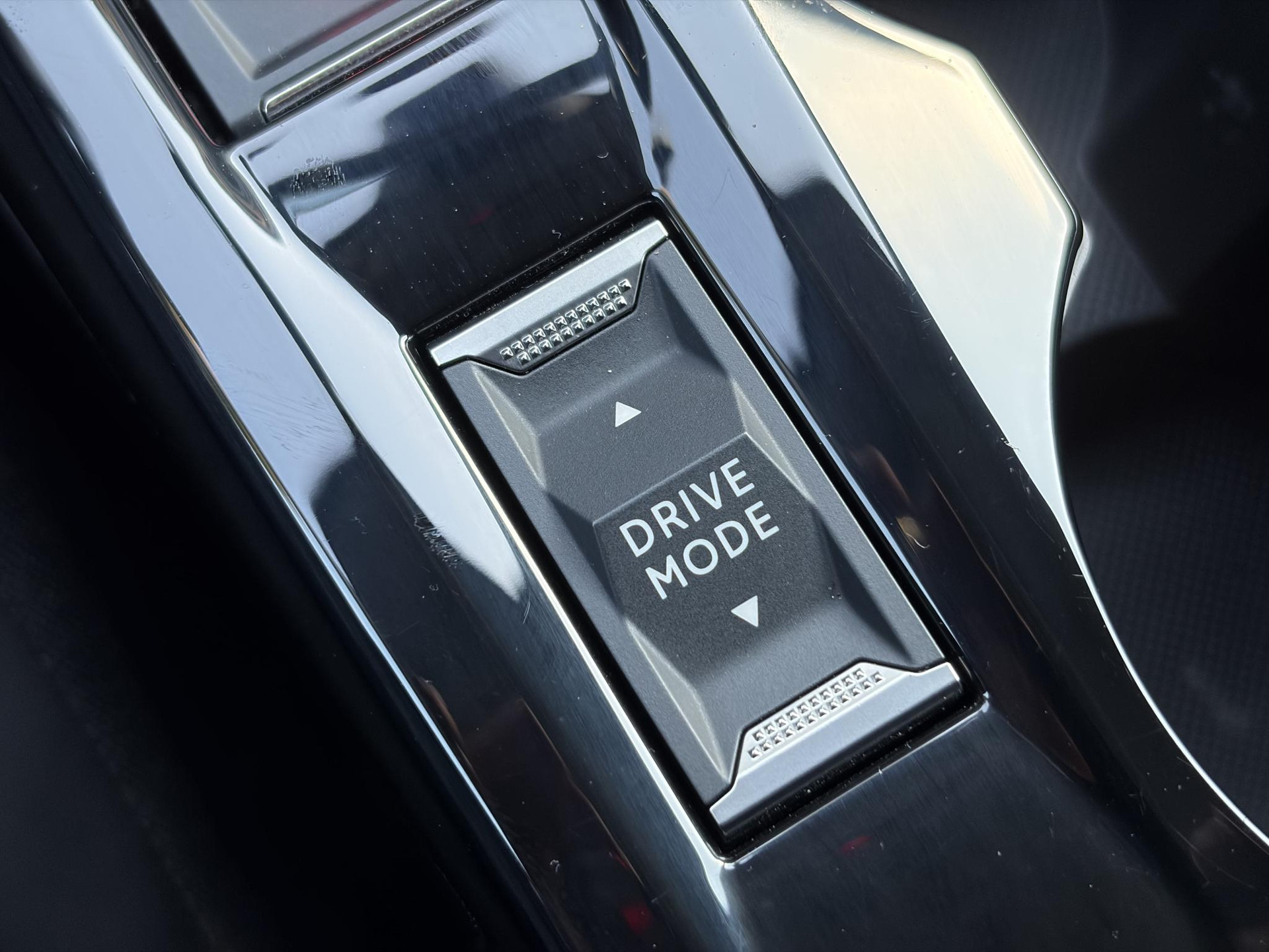 Peugeot 208 1.2 PureTech Allure ✓D-riem vv in 10-2025✓1e Eigenaar✓360° Camera✓Carplay✓Navi✓101pk✓LED✓Clima✓Cruise✓6 Bak✓Pdc✓Lm velgen✓Halfleder✓Recent beurt gehad✓N.A.P✓Apk tot 08-2028