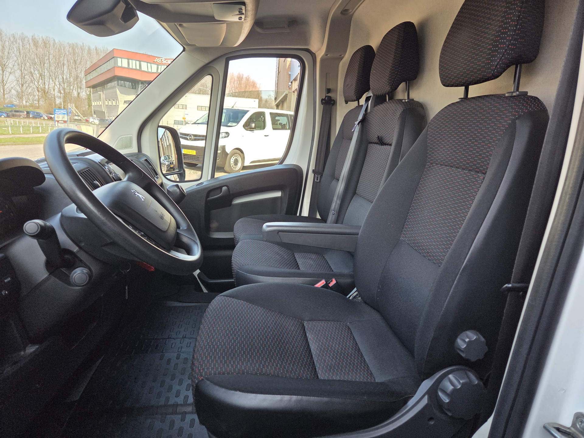 Peugeot Boxer 2.2 BlueHDi 140 Pk L2H2 Airco Cruise control Navigatie