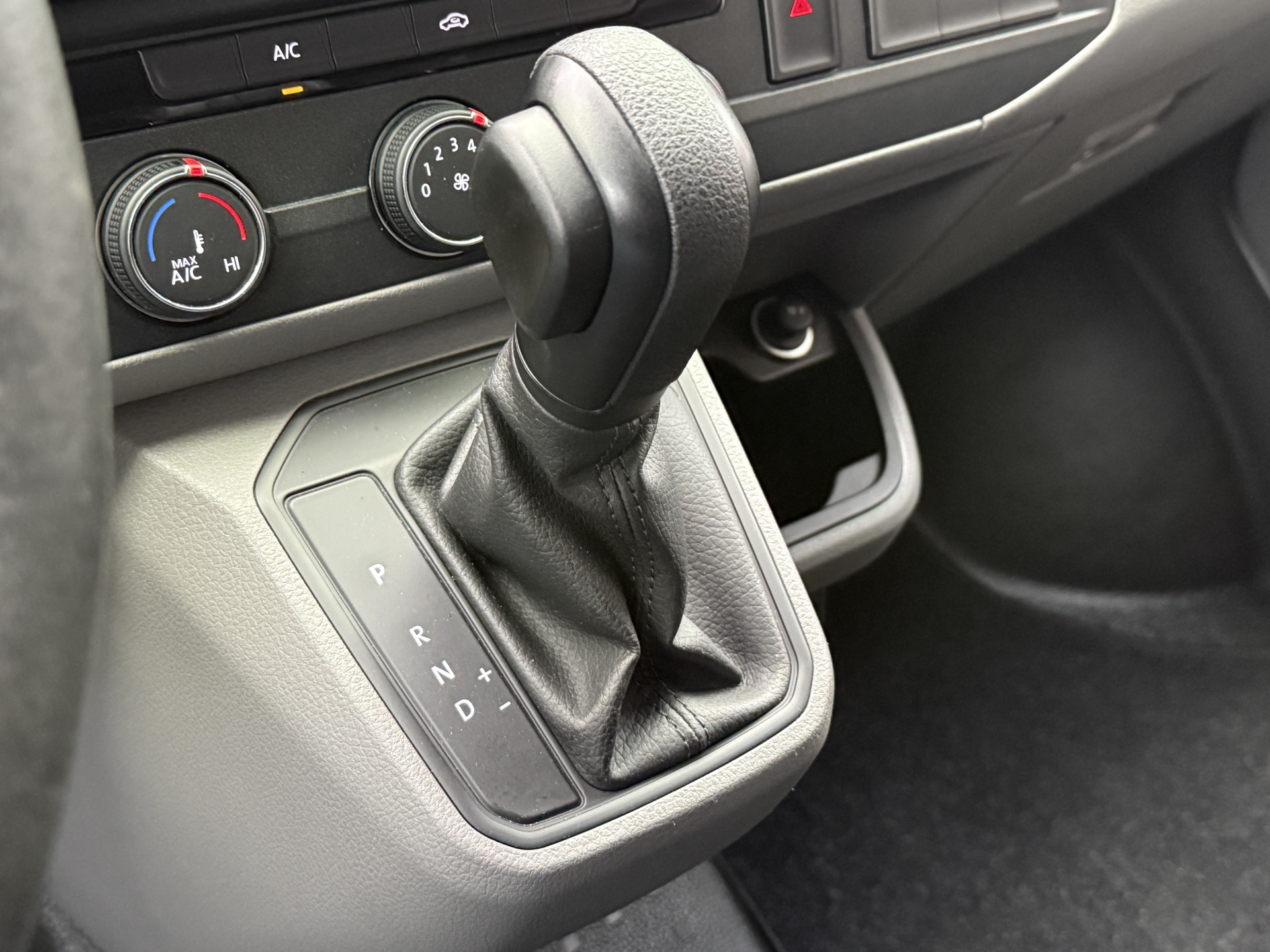 Volkswagen Transporter 2.0 TDI L2H1 30 DC Highline | Origineel NL | Apple carplay  | Camera | Trekhaak |