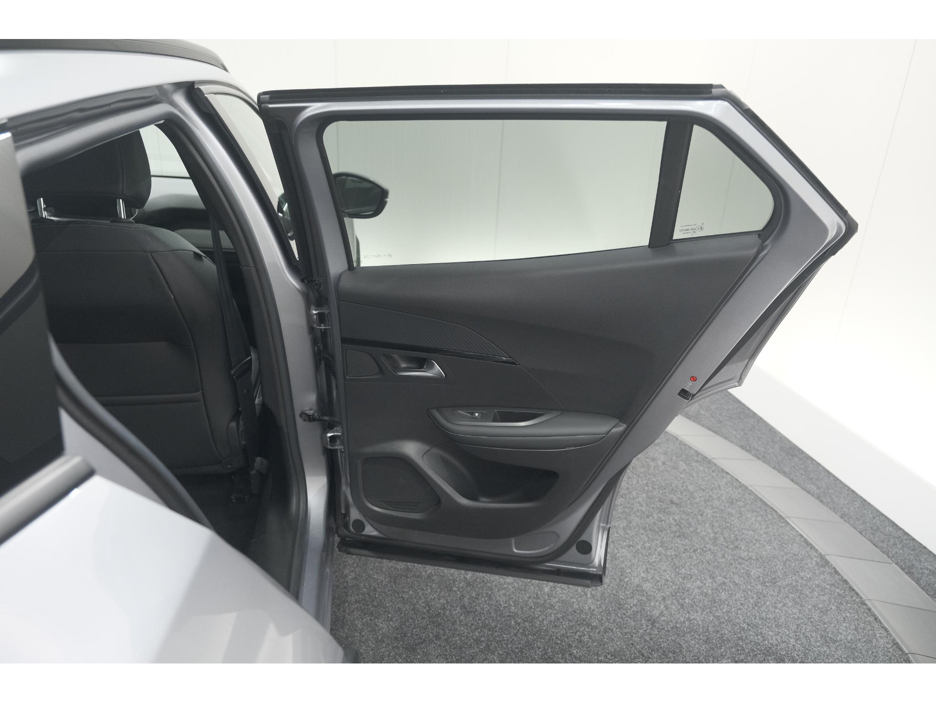 Peugeot e-2008 EV Allure 50 kWh | SOH=96.7 % | 3 Fase Laadfunctie | Camera | Navigatie | Parkeersensoren | Apple Carplay