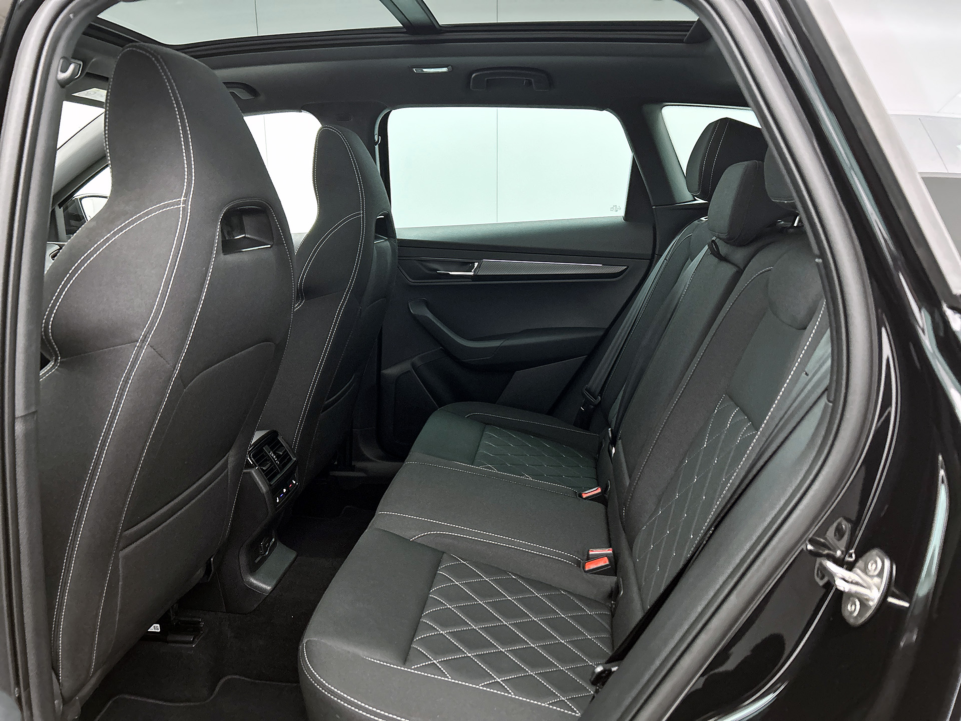 ŠKODA Karoq 1.5 TSI ACT Sportline Business | PANORAMADAK | 360 CAMERA | WINTERPACK | KEYLESS | NAVI | ELEKTR. ACHTERKLEP