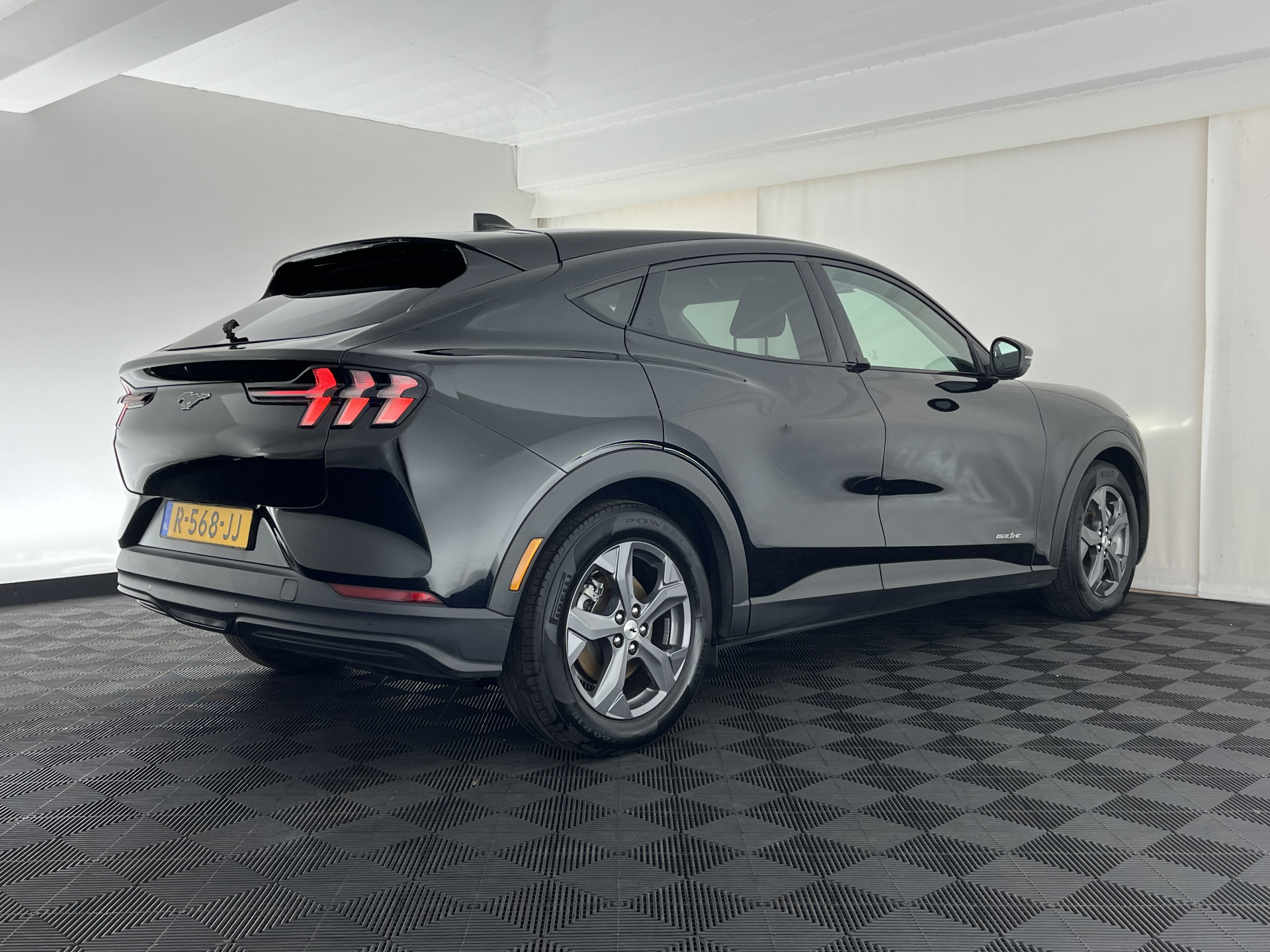 Ford Mustang Mach-E RWD 75 kWh [ 3-Fase-11kW ] {SOH-83%} (INCL-BTW)  Aut. *LEATHER | FULL-LED | DAB | DIGI-COCKPIT | KEYLESS | NAVI-FULLMAP | CARPLAY | HEATED-COMFORTSEATS | TOPVIEW | ADAPTIVE-CRUISE | PRIVACY-GLASS | 18'' ALU*