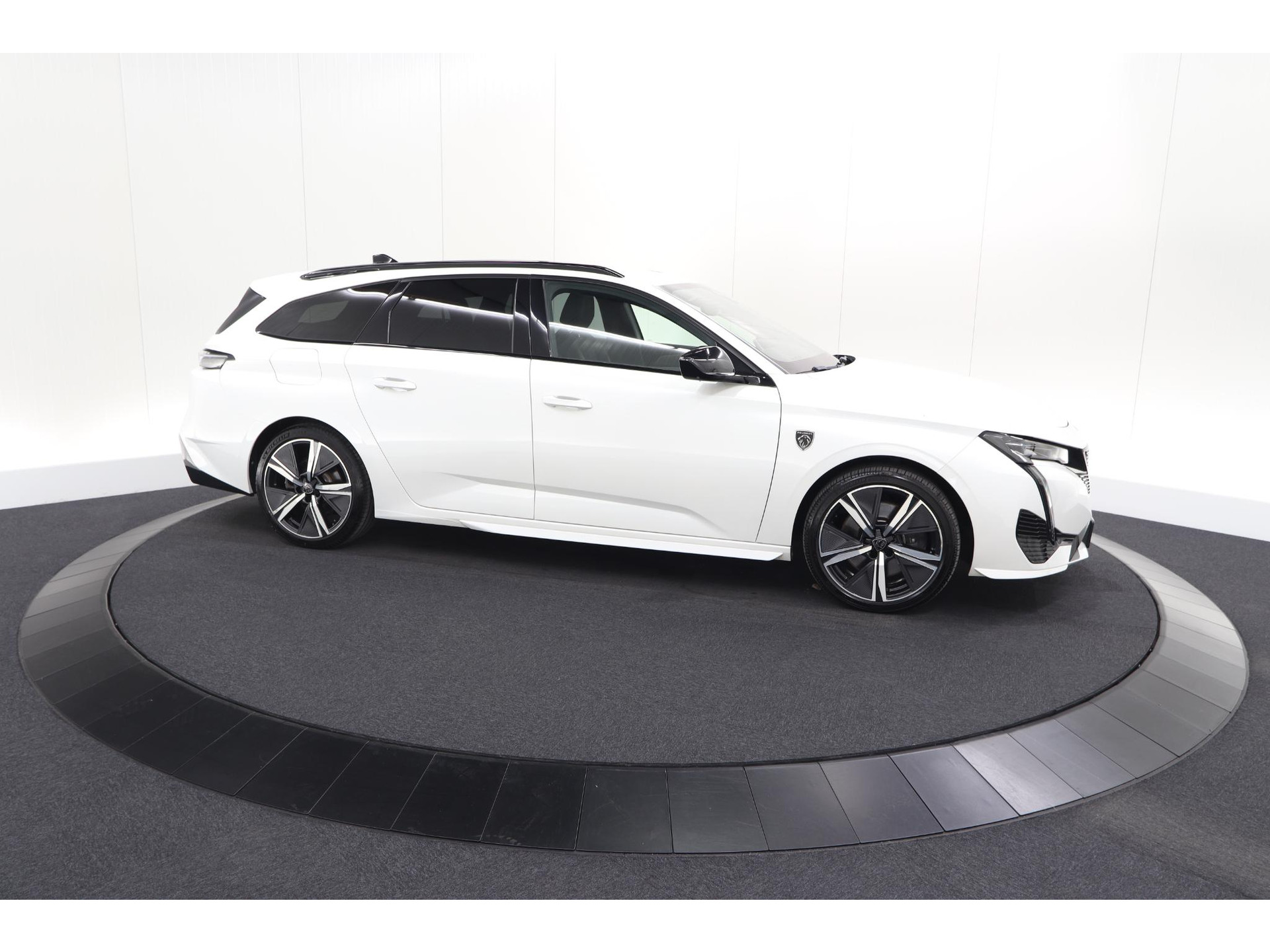 Peugeot 308 SW 1.6 HYbrid 180 GT Pack Business | Trekhaak | 360 Camera | Adaptieve Cruise Control | Elektronische Kofferklep