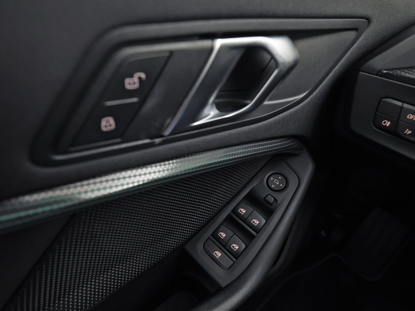 BMW 1 Serie 118i Sport Automaat (APPLE CARPLAY, DEALER ONDERHOUDEN, GROOT NAVI, CAMERA, STUUR/STOELVERWARMING, SPORTSTOELEN, TREKHAAK, GETINT GLAS, ELEK ACHTERKLEP, NIEUWSTAAT)