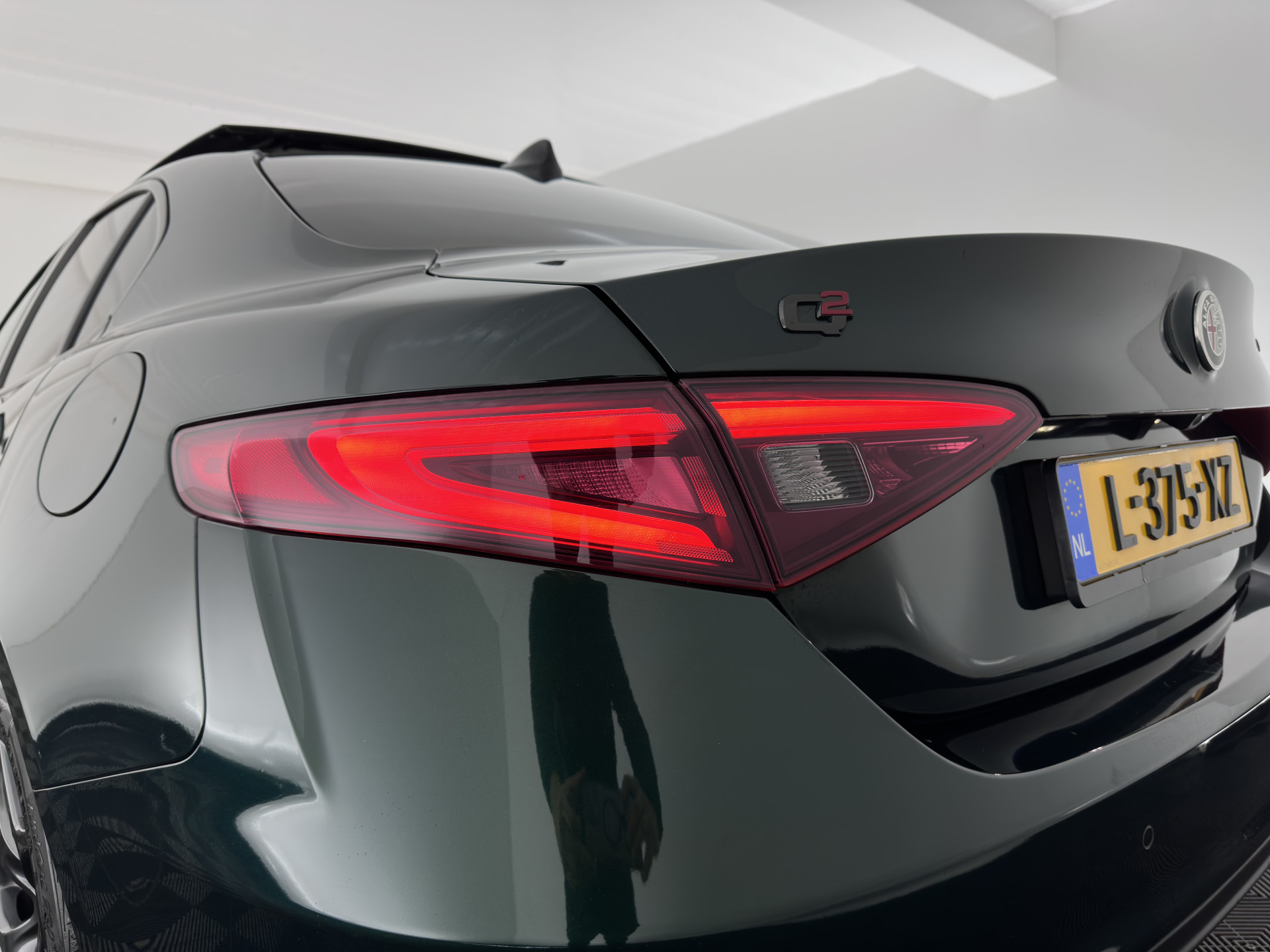 Alfa Romeo Giulia 2.0T Sprint (INCL-BTW) Aut. *PANO | LEATHER-FABRIC | XENON | ADAPTIVE-CRUISE | BLIND-SPOT | SPORTSEATS | CAMERA | NAVI-FULLMAP | DAB+ | SHIFT-PADDLES | PRIVACY-GLASS | LANE-ASSIST | BLINDSPOT | KEYLESS |