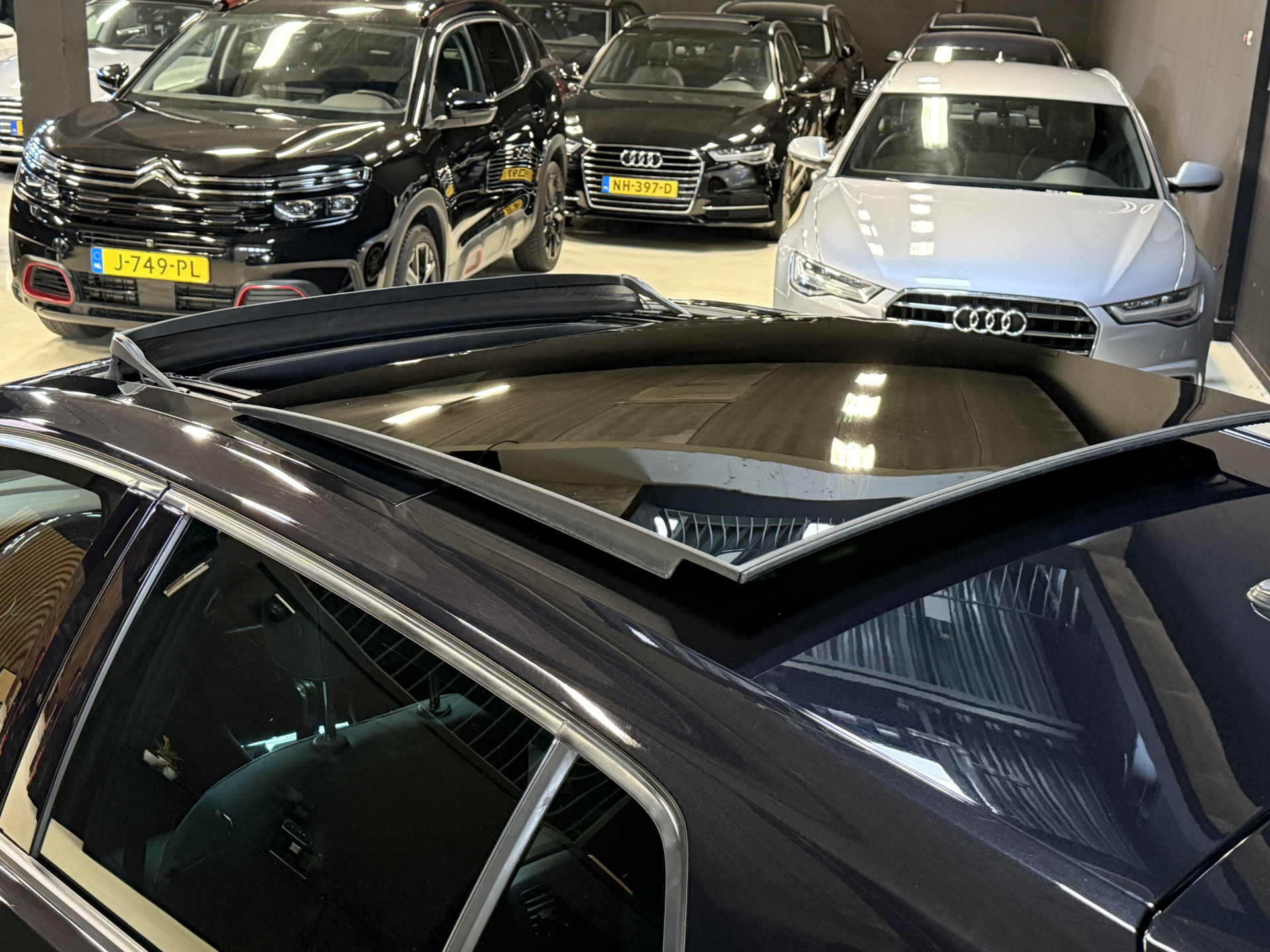 Volkswagen Golf 2.0 TSI R 4Motion | Camera | Panoramadak | 300PK | Stoelverwarming | Leder