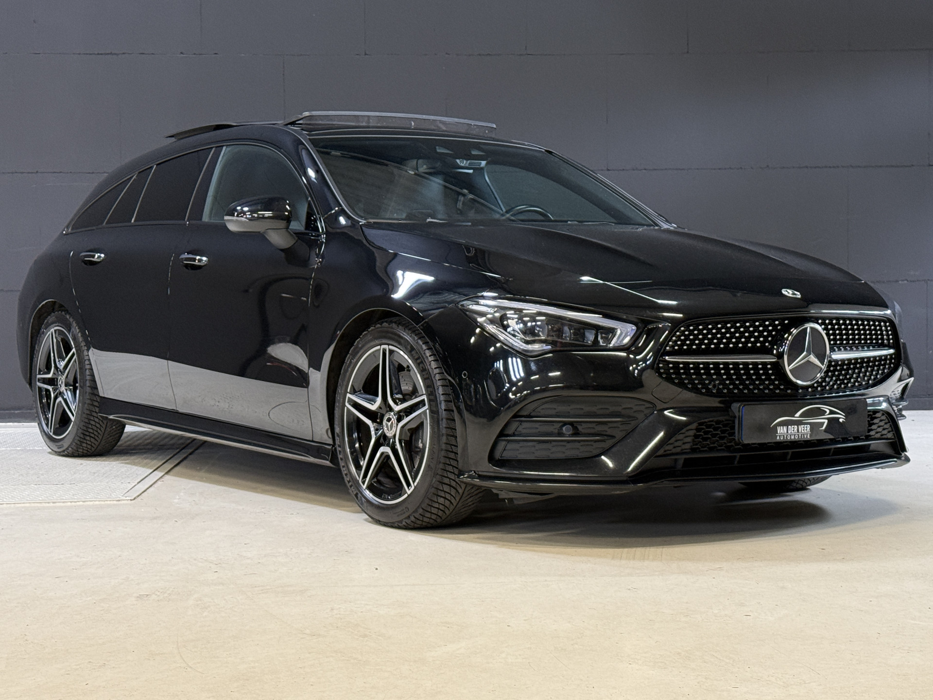 Mercedes-Benz CLA-klasse Shooting Brake 200 Business Solution AMG | Pano | Sfeerverl. | Burmester | Keyless