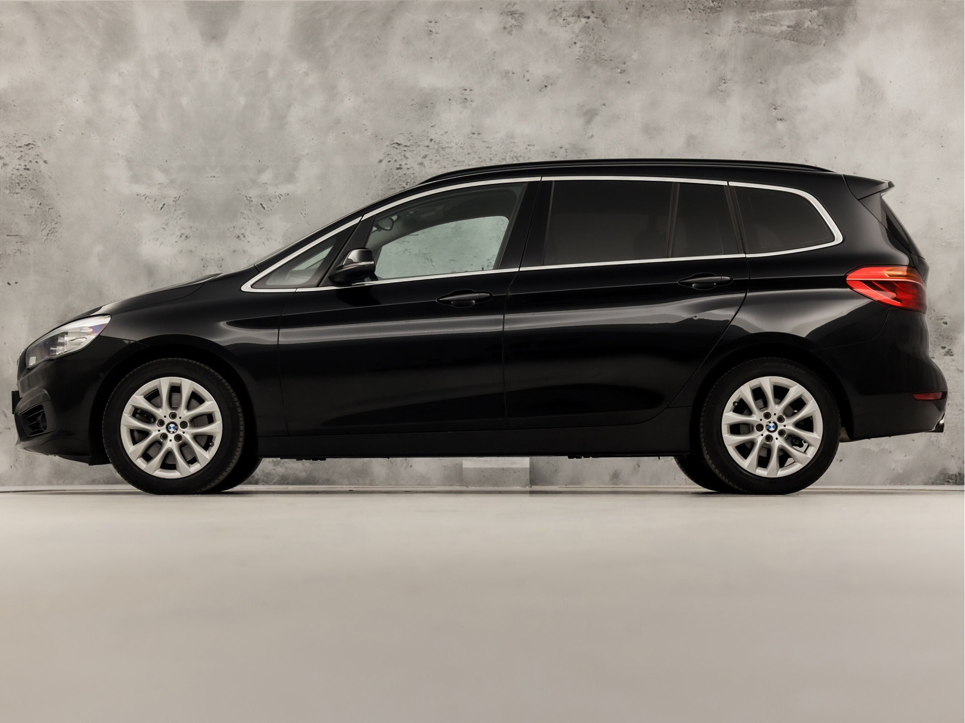 BMW 2 Serie 220i High Executive 7 Persoons 192Pk Automaat (NAVIGATIE, 4 CILINDER, 1e EIGENAAR, CLIMATE, GETINT GLAS, PARKEERSENSOREN, SPORTSTOELEN, CRUISE, NIEUWE APK, NIEUWSTAAT)