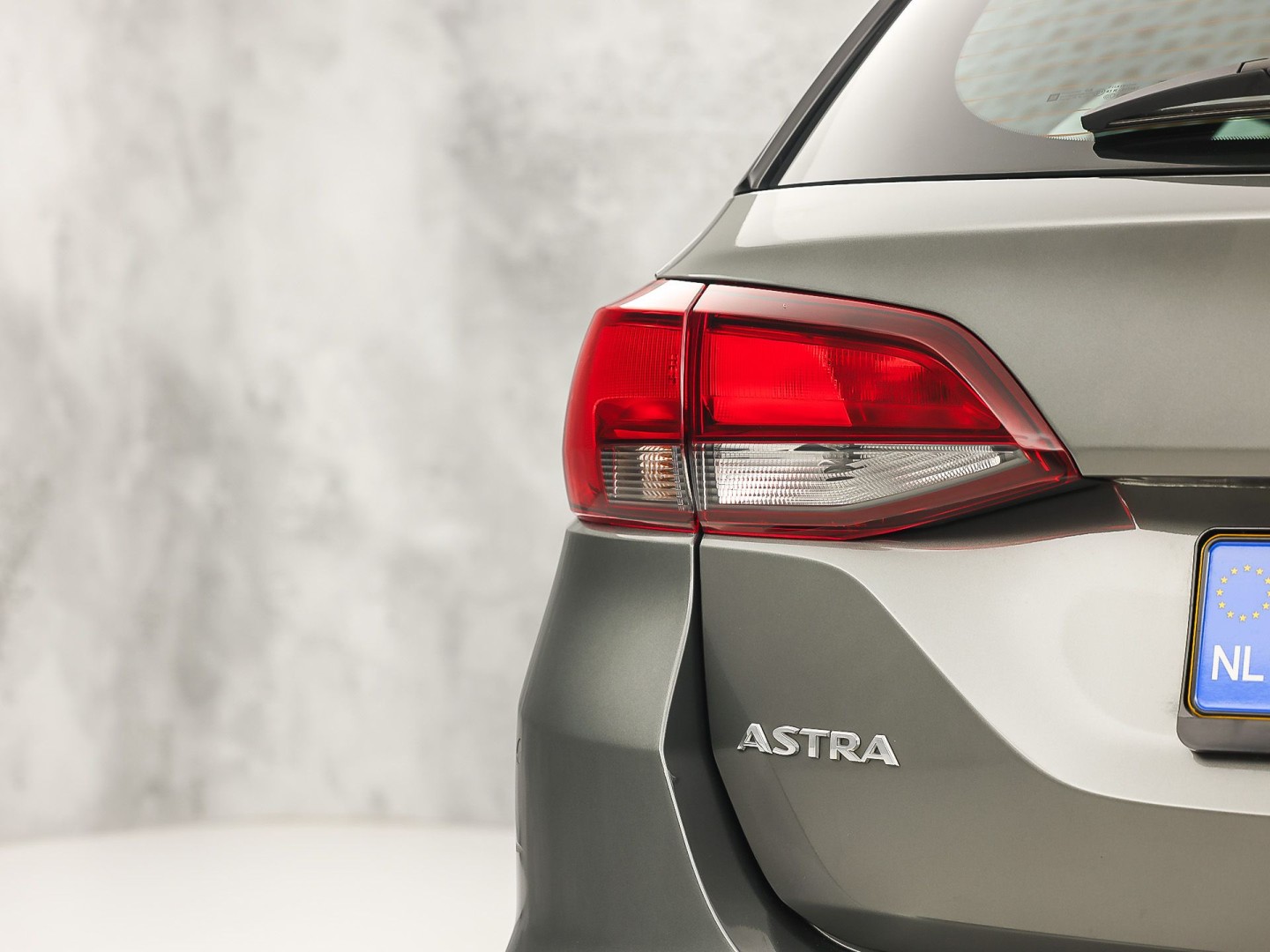 Opel Astra Sports Tourer 1.2 Sport (APPLE CARPLAY, NAVIGATIE, CRUISE, TREKHAAK, SPORTSTOELEN, PARKEERSENSOREN, NIEUWSTAAT)