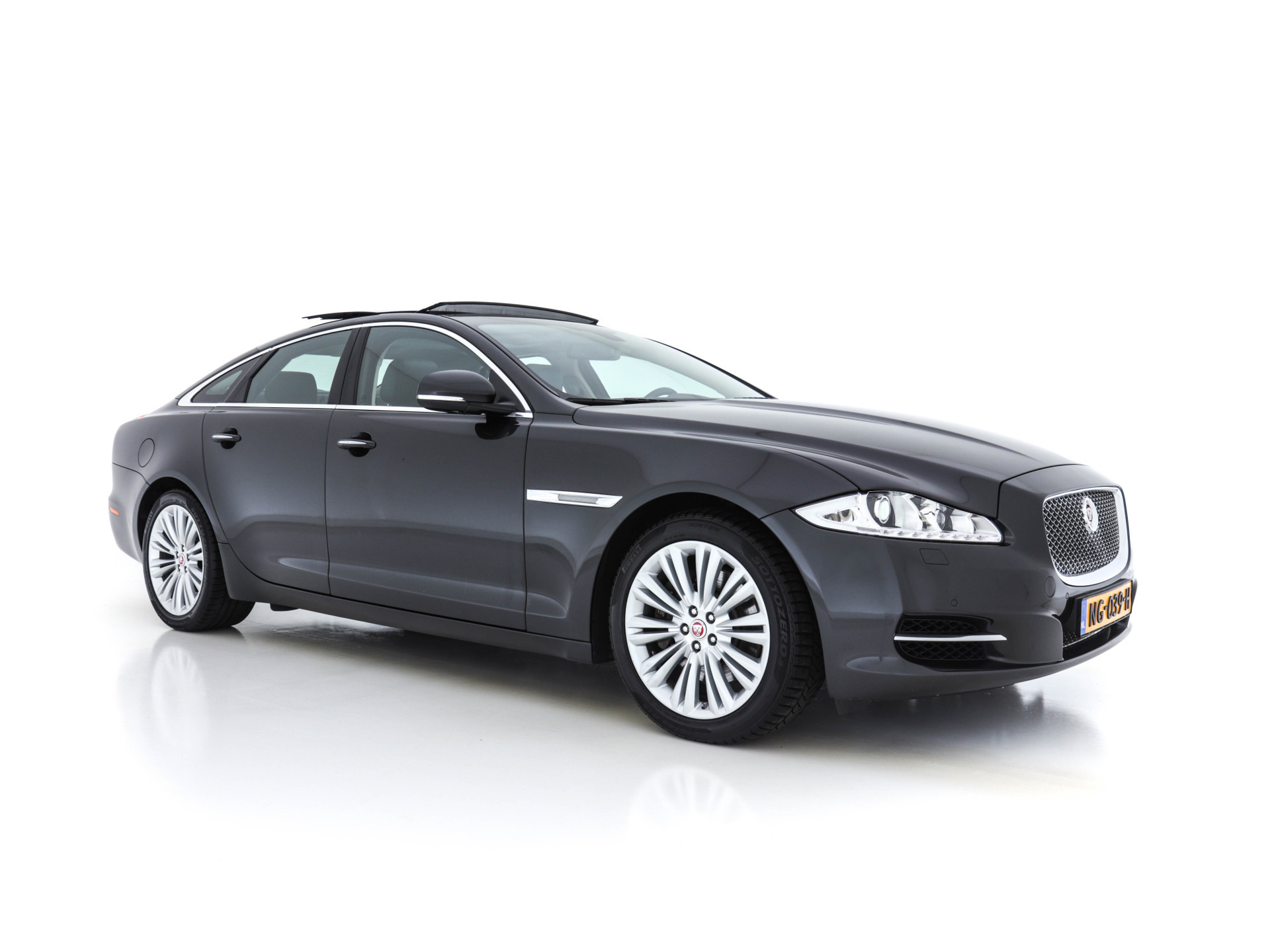 Jaguar XJ 3.0 V6D Portfolio Long (INCL-BTW) Aut. *PANO | LEATHER  | BI-XENON | MERIDIAN-AUDIO | MEMORY-PACK | KEYLESS | CAMERA | ECC | HEATED-COMFORTSEATS | PDC | NAVI-FULLMAP | SHIFT-PADDLES | CRUISE | 19"ALU*