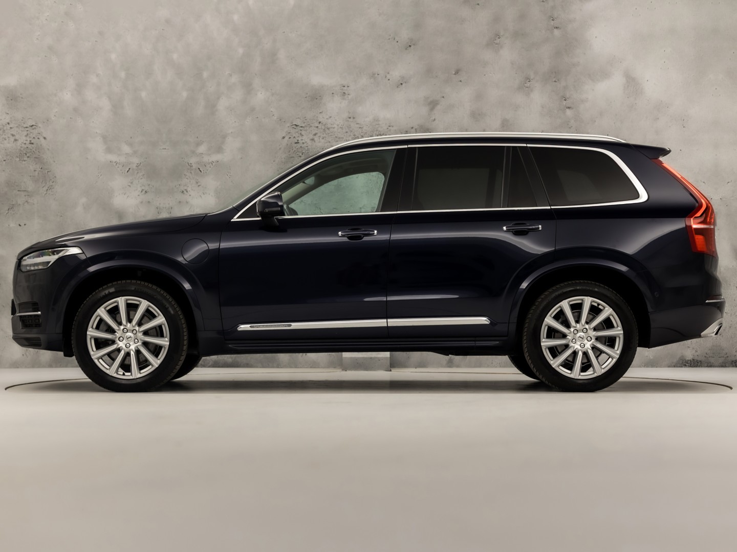 Volvo XC90 2.0 T8 Twin Engine AWD Inscription 7 Persoons 408Pk Automaat (PANORAMADAK, BOWERS&WILKINS, MEMORY SEATS, BRUIN LEDER, CAMERA, STOELKOELING/VERWARMING, HEAD-UP DISPLAY, GETINT GLAS, ELEK ACHTERKLEP, NIEUWSTAAT)