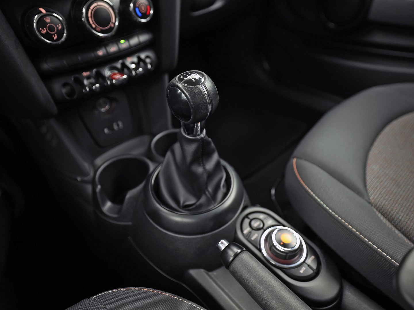MINI 3-deurs 1.5 Cooper Sport 136Pk (NAVIGATIE, GETINT GLAS, AIRCO, BLUETOOTH, LM VELGEN, SPORTSTOELEN, CRUISE, NIEUWE APK, NIEUWSTAAT)
