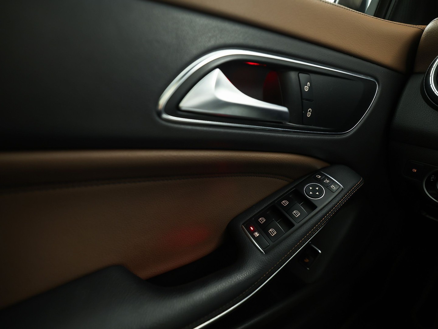 Mercedes-Benz CLA-Klasse 180 AMG Sport Automaat (PANORAMADAK, GROOT NAVI, BRUIN LEDER, CAMERA, STOELVERWARMING, SPORTSTOELEN, GETINT GLAS, DIAMOND GRILL, NIEUWE APK, NIEUWSTAAT)