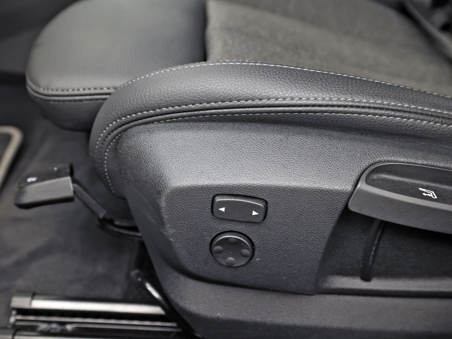 BMW 1 Serie 118i Sport Automaat (APPLE CARPLAY, DEALER ONDERHOUDEN, GROOT NAVI, CAMERA, STUUR/STOELVERWARMING, SPORTSTOELEN, TREKHAAK, GETINT GLAS, ELEK ACHTERKLEP, NIEUWSTAAT)