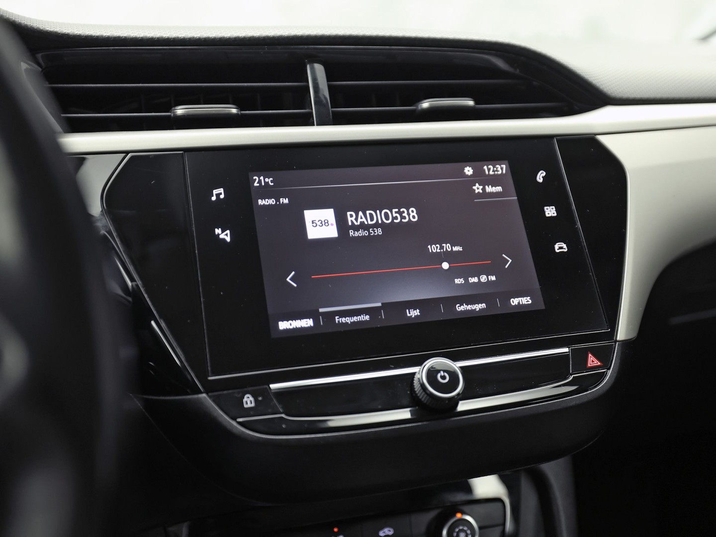 Opel Corsa 1.2 Sport Automaat (APPLE CARPLAY, GROOT NAVI, PARKEERSENSOREN, LEDER STUURWIEL, SPORTSTOELEN, LED KOPLAMPEN, LM VELGEN, CRUISE, NIEUWSTAAT)