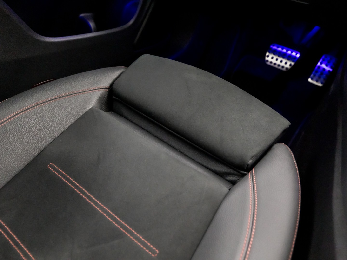 Mercedes-Benz CLA-Klasse 180 AMG Sport Automaat (GROOT NAVI, LOGISCH NAP, CAMERA, LEDER, SPORTSTOELEN, GETINT GLAS, STOELVERWARMING, ELEK ACHTERKLEP, NIEUWSTAAT)