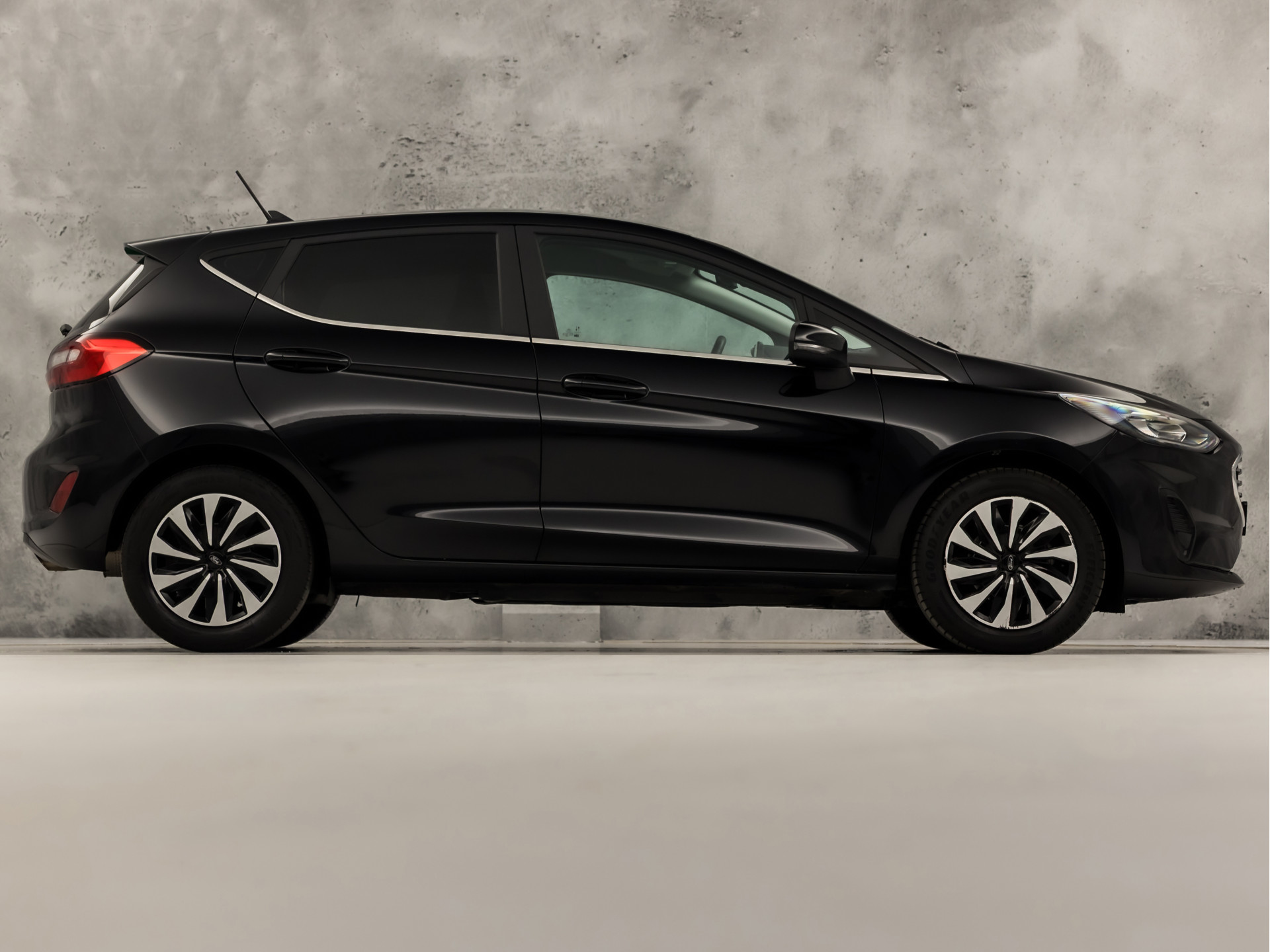 Ford Fiesta 1.0 EcoBoost Hybrid Titanium Sport (APPLE CARPLAY, GROOT NAVI, CLIMATE, GETINT GLAS, PARKEERSENSOREN, SPORTSTOELEN, LM VELGEN, CRUISE, NIEUWSTAAT)
