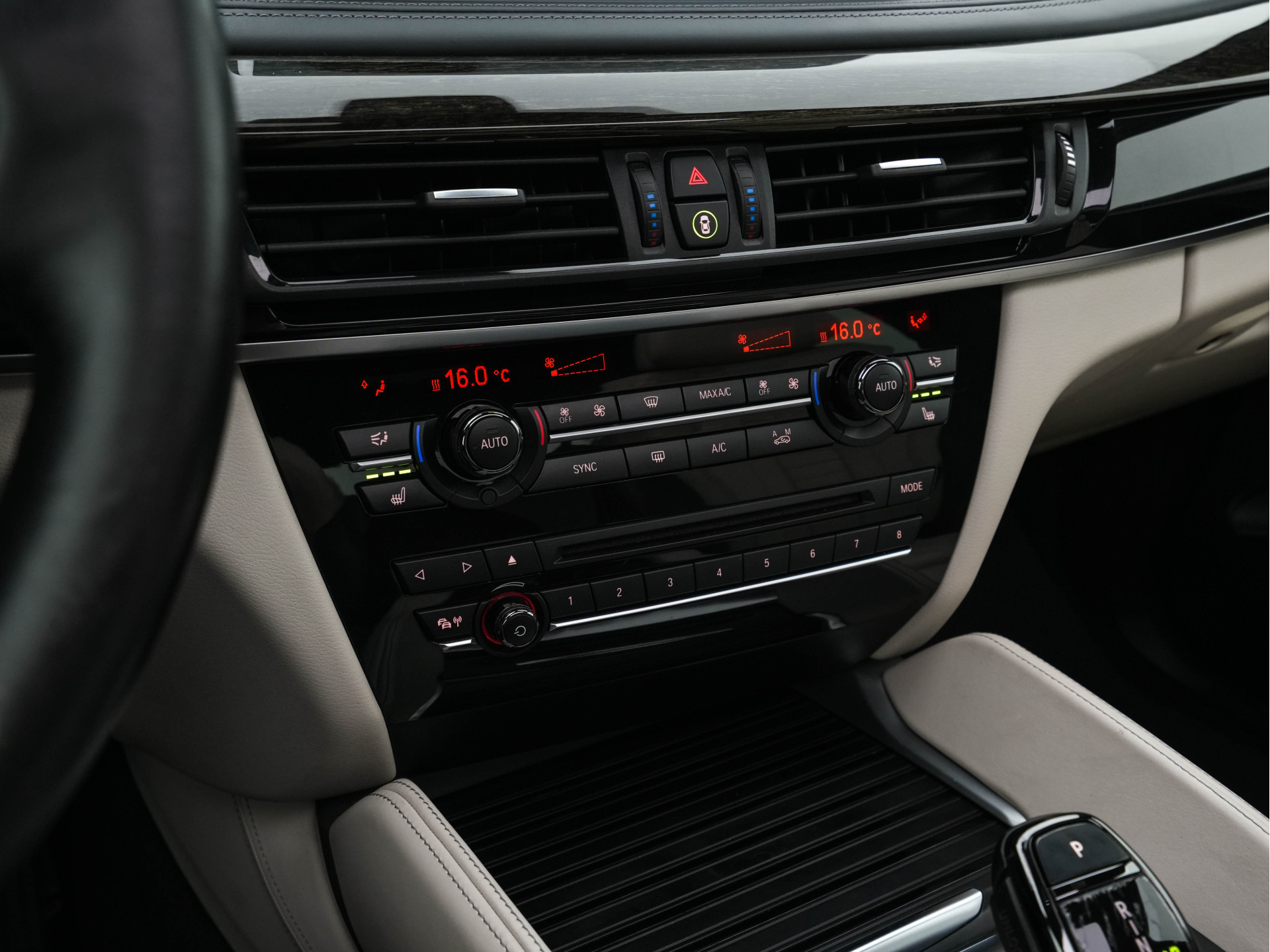 BMW X6 xDrive50i High-Executive M-Sportpack Aut. *PANO | HEAD-UP | TWO-COLOUR-LUXURYLEATHER | FULL-LED | MEMORY-PACK | HARMAN/KARDON-SOUNDSYSTEM |  | BLIND-SPOT | KEYLESS | CAMERA | COMFORT-SEATS | SOFT-CLOSE | 20''ALU*