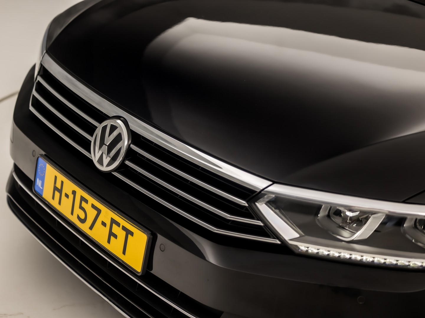 Volkswagen Passat Variant 1.5 TSI Highline Sportline 150Pk Automaat (VIRTUAL COCKPIT, APPLE CARPLAY, GROOT NAVI, CAMERA, LEDER/ALCANTARA, GETINT GLAS, KEYLESS, NIEUWSTAAT)