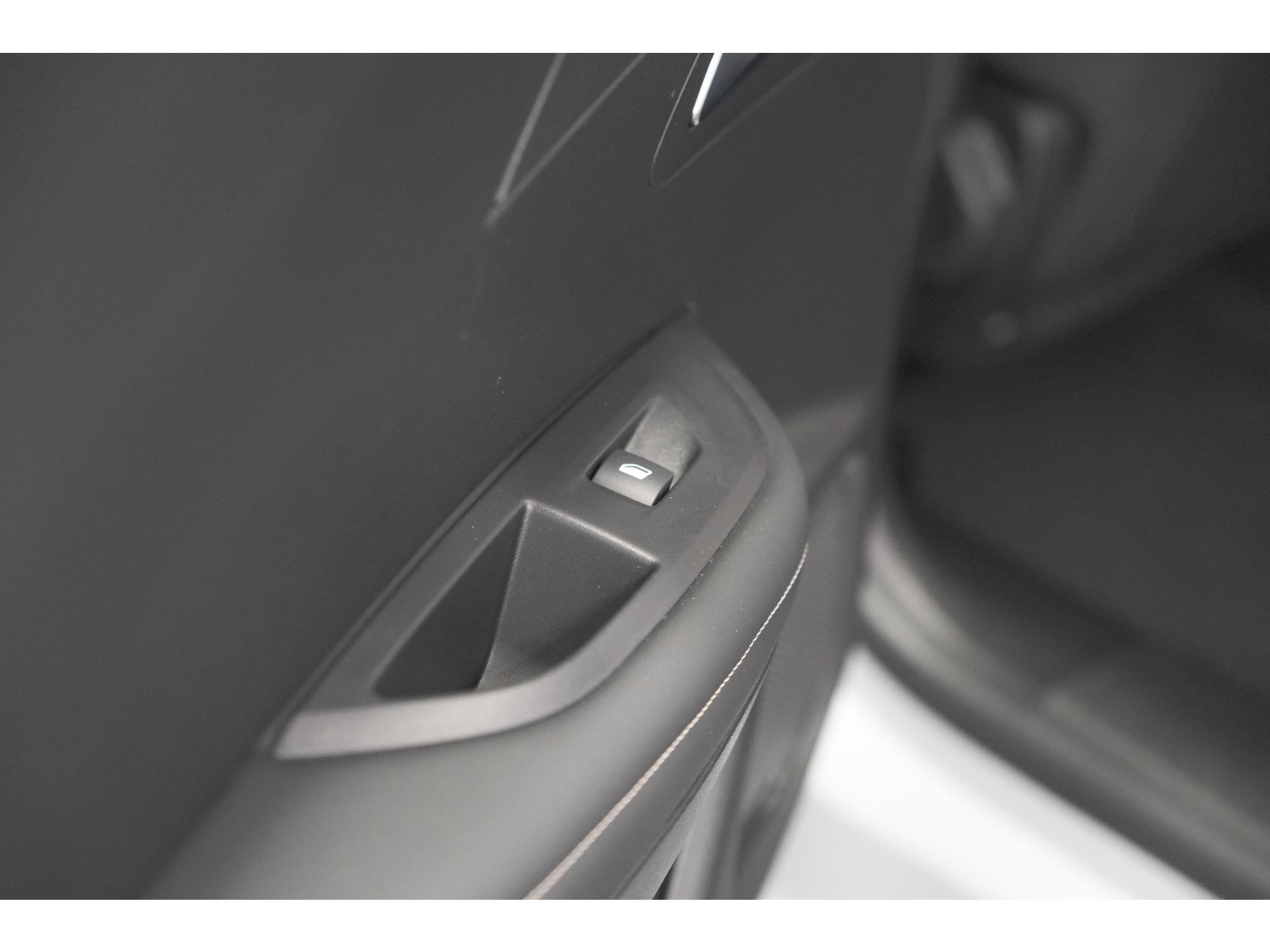 Peugeot 2008 PureTech 130 EAT8 Allure | Allseason banden | 360 Camera | Dodehoekdetectie | Apple Carplay | Stoelverwarming