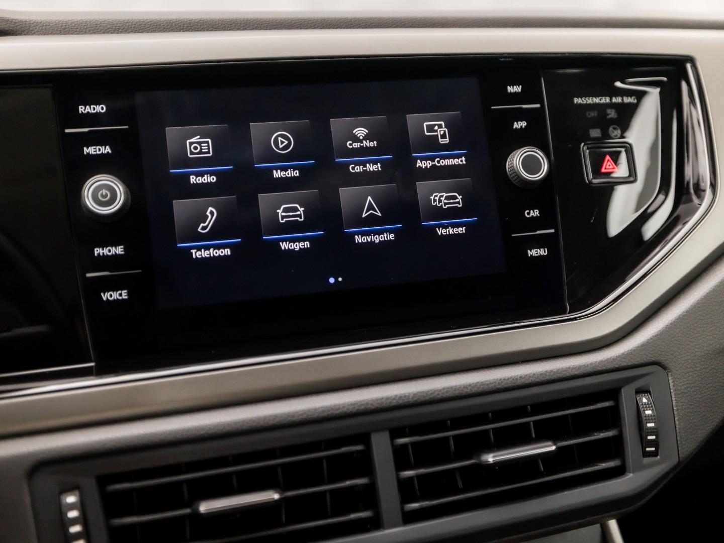Volkswagen Polo 1.0 TSI Sportline (APPLE CARPLAY, GROOT NAVI, GETINT GLAS, LM VELGEN, SPORTSTOELEN, ADAPTIVE CRUISE, NIEUWSTAAT)