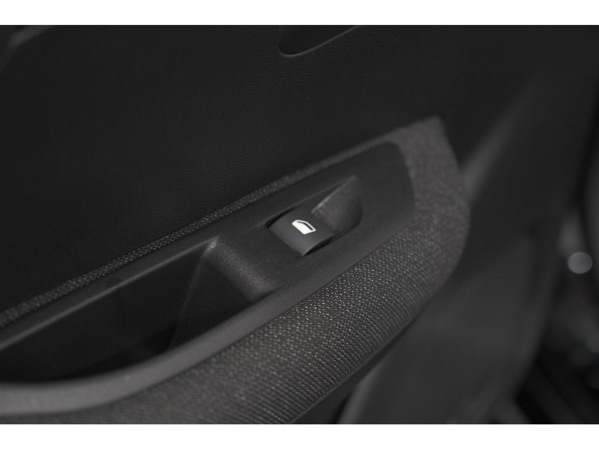 Peugeot 208 1.2 Hybrid 110 e-DCS6 Style | Parkeersensoren | Apple Carplay | Cruise Control | Airco