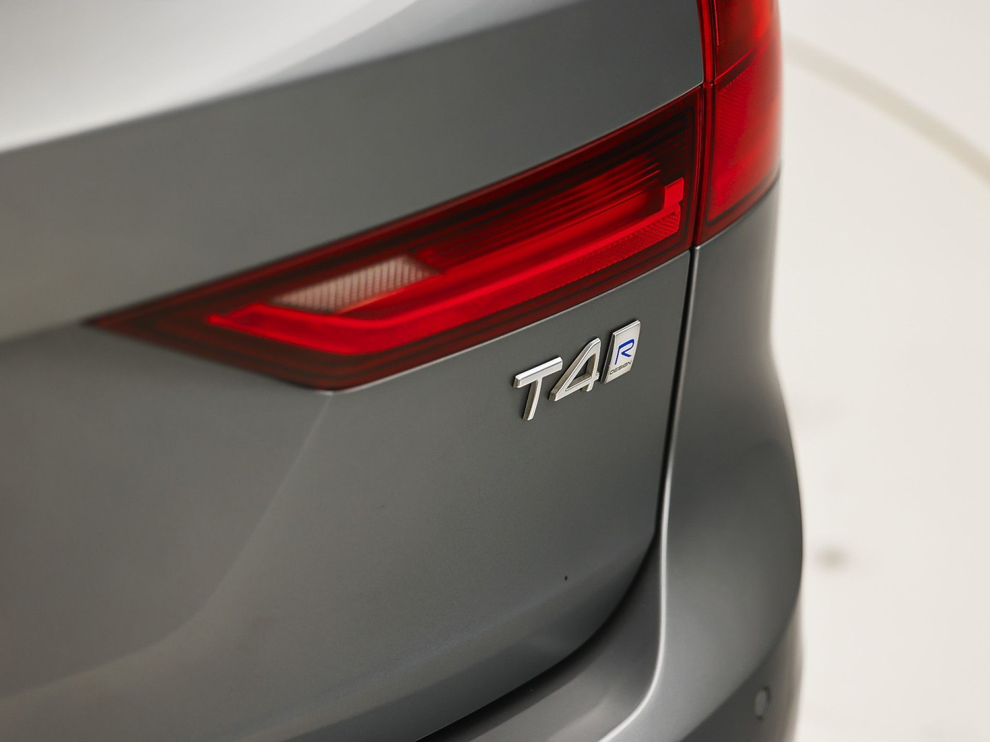 Volvo V90 2.0 T4 R-Design Automaat 190Pk (PANORAMADAK, HARMAN/KARDON, MEMORY SEATS, APPLE CARPLAY, GETINT GLAS, CAMERA, STOELVERWARMING, LEDER, NIEUWE APK, NIEUWSTAAT)