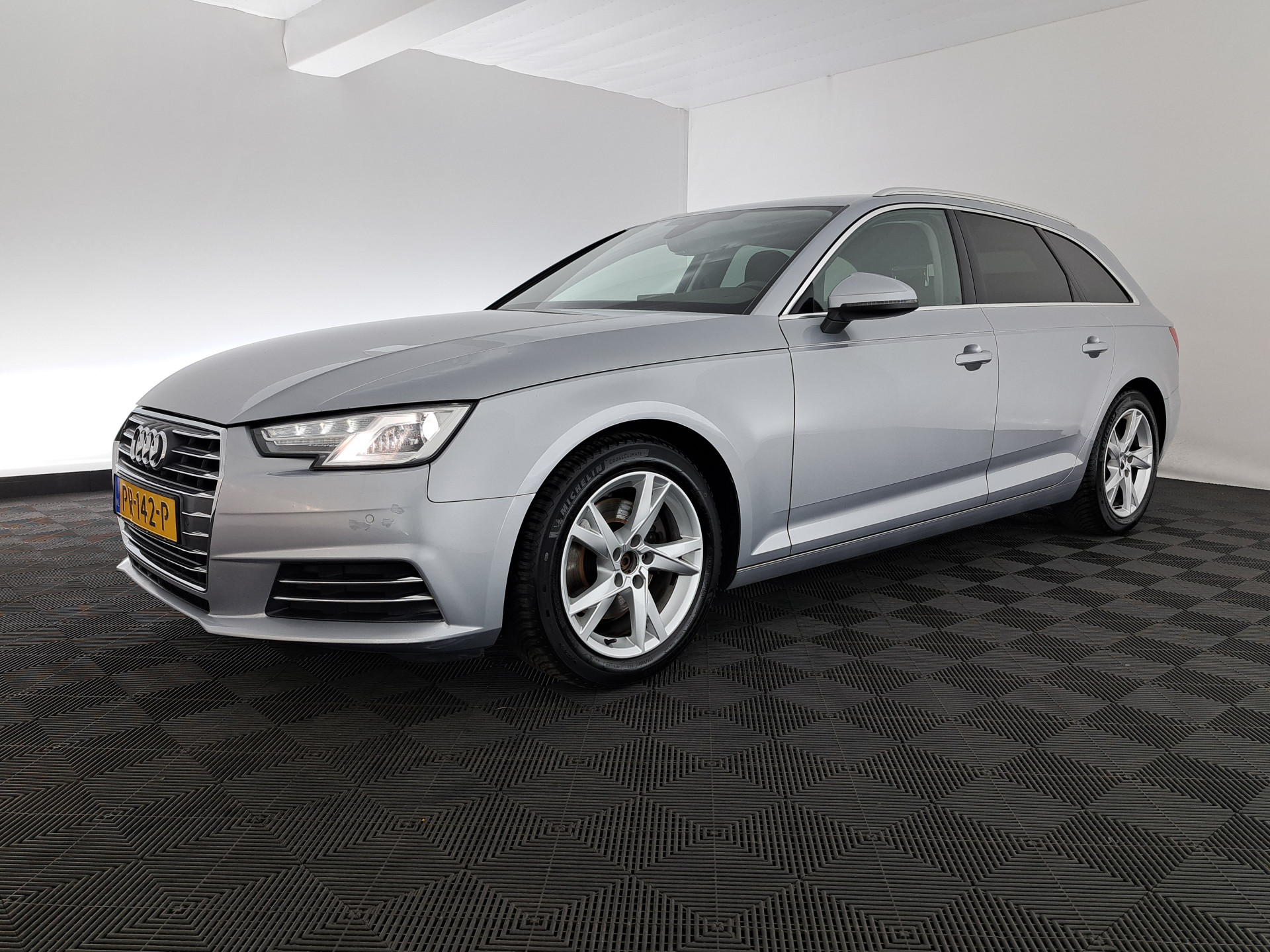 Audi A4 Avant 2.0 TDI Ultra Sport Pro Line S (INCL-BTW) Aut. *DIGI-COCKPIT | FULL-LED | NAVI-FULLMAP | HEATED-SPORTSEATS | ECC | KEYLESS | SHIFTPADDLES | CRUISE | TOWBAR | 17"ALU*