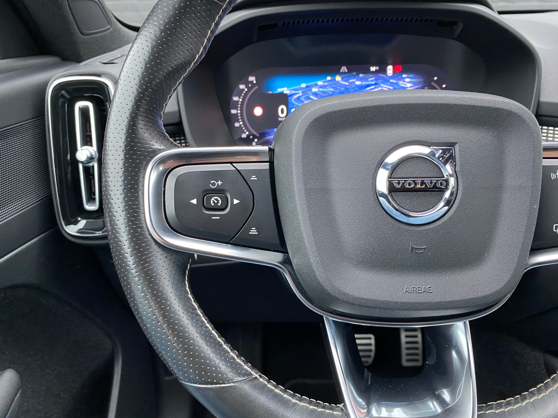 Volvo XC40 Recharge P8 AWD R-Design 408 pk | apple carplay | stoel-stuurverwarming | leder-alcantara | elektr. a. klep | BTW