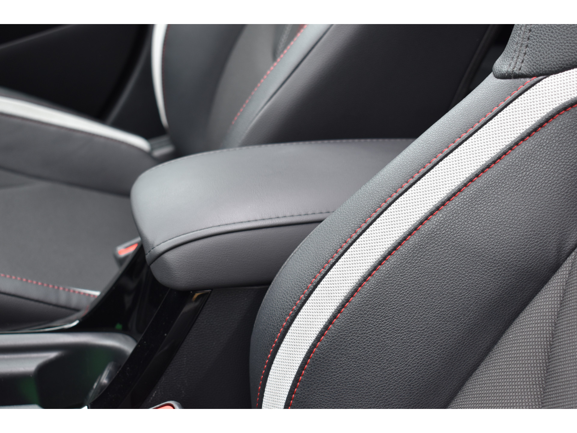 Toyota Corolla 2.0 Hybrid GR-Sport Plus Pano Bi-tone Automaat