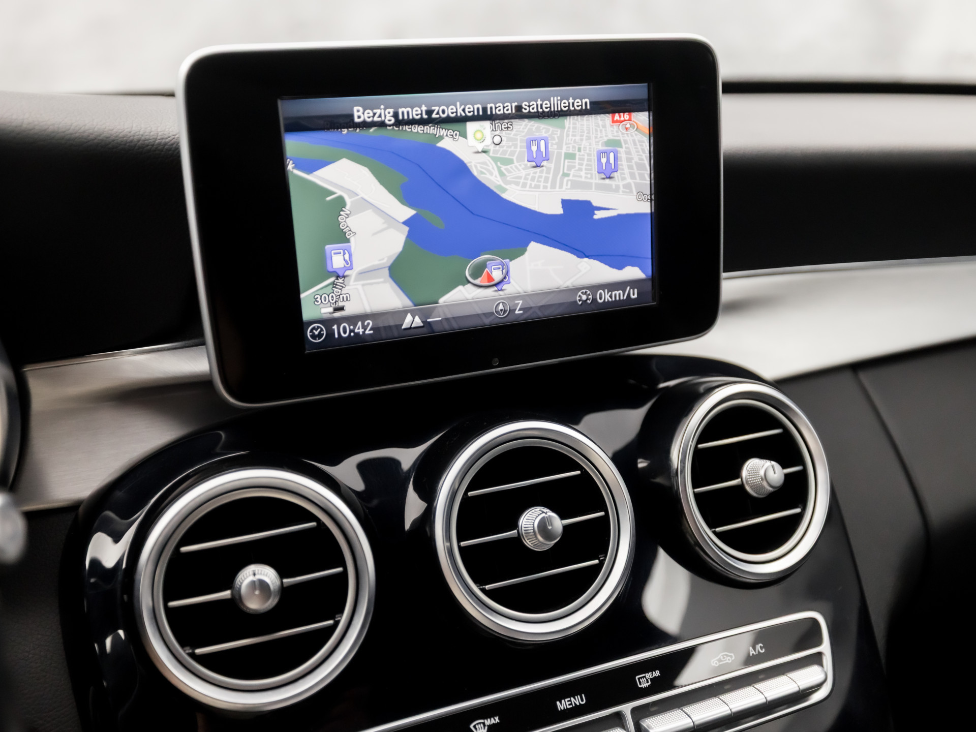Mercedes-Benz C-Klasse 180 AMG Sport 156Pk Automaat (NAVIGATIE, CAMERA, LEDER, ZWART HEMEL, STOELVERWARMING, SPORTSTOELEN, GETINT GLAS, NIEUWSTAAT)