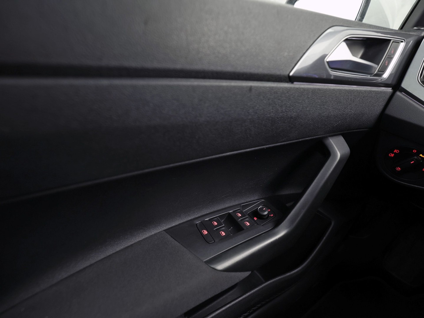 Volkswagen Polo 1.0 TSI R-Line Sport Automaat (VIRTUAL COCKPIT, ZWART HEMEL, GROOT NAVI, CLIMATE, LEDER, SPORTSTOELEN, GETINT GLAS, LM VELGEN, ADAPTIVE CRUISE, NIEUWSTAAT)