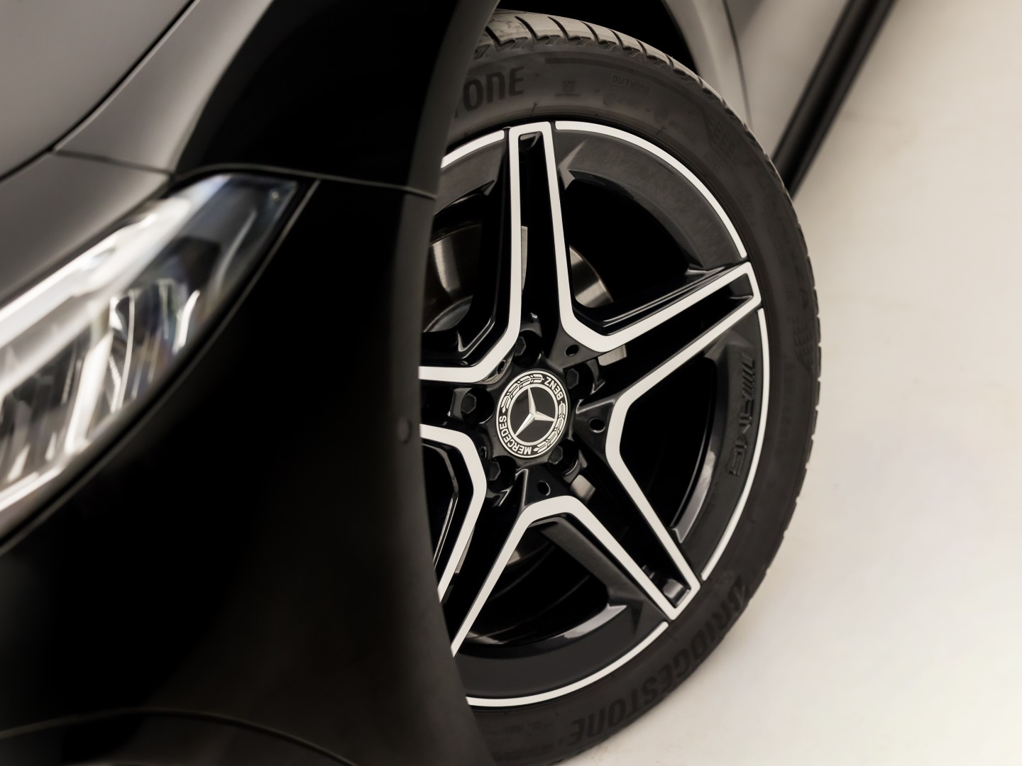 Mercedes-Benz A-Klasse 180 AMG Line Automaat (FABRIEKSGARANTIE, APPLE CARPLAY, GROOT NAVI, SFEERVERLICHTING, CAMERA, KUIPSTOELEN, STOELVERWARMING, GETINT GLAS, NIEUWSTAAT)