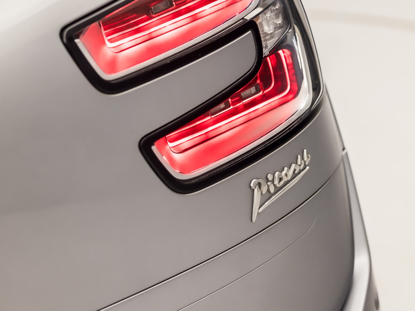 Citroën Grand C4 Picasso 1.2 PureTech Sport 7 Persoons Automaat (APPLE CARPLAY, GROOT NAVI, GETINT GLAS, TREKHAAK, SPORTSTOELEN, CAMERA, CRUISE, NIEUWE APK, NIEUWSTAAT)