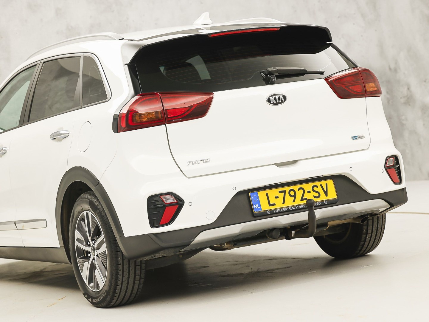 Kia Niro 1.6 GDi PHEV DynamicLine 141Pk Automaat (1e EIGENAAR, APPLE CARPLAY, GROOT NAVI, CAMERA, TREKHAAK, SPORTSTOELEN, ADAPTIVE CRUISE, GETINT GLAS, LEDER, NIEUWSTAAT)