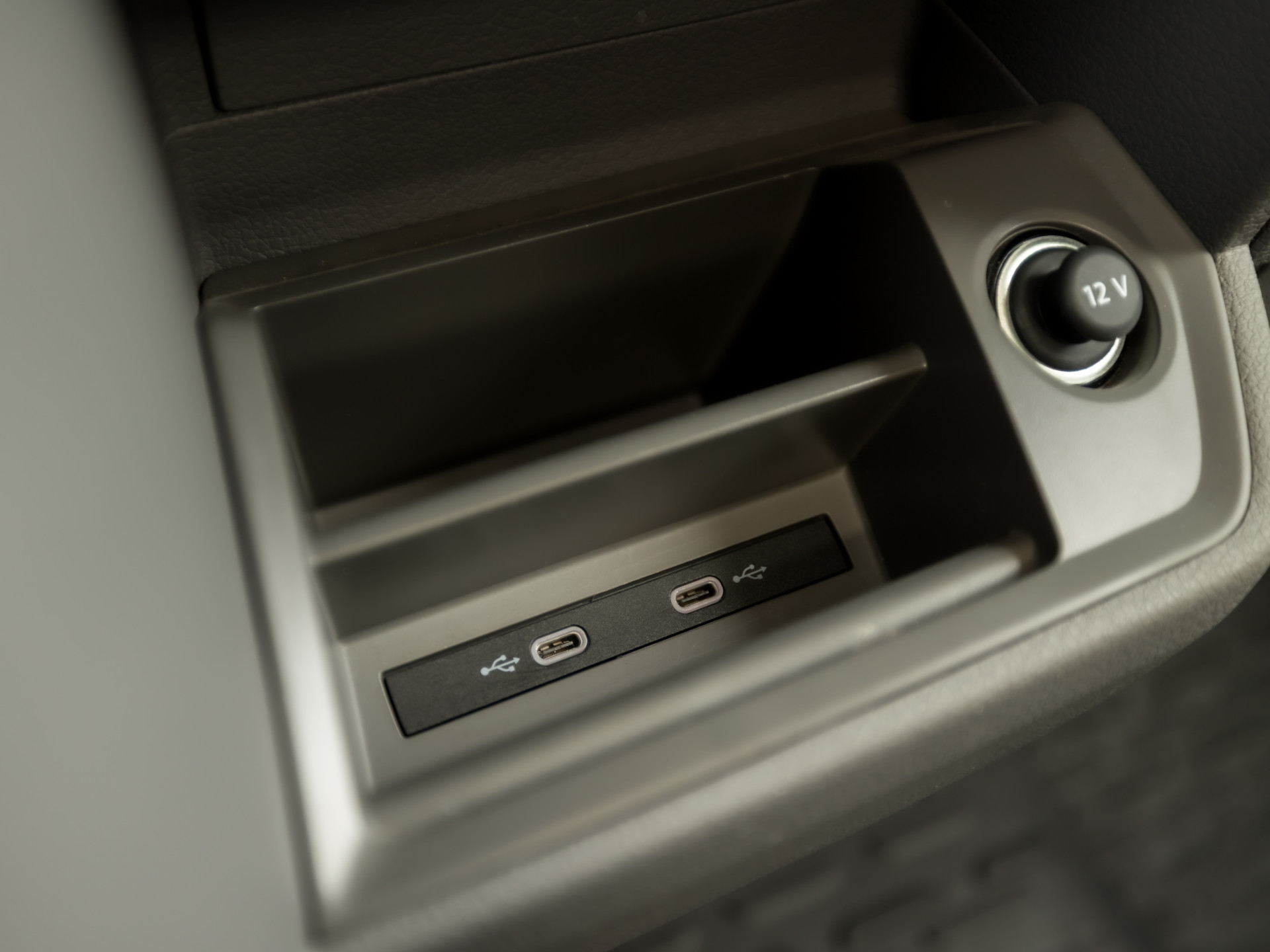Volkswagen Crafter Grand California XXL 177Pk Automaat (LED KOPLAMPEN, STOELVERWARMING, KEUKEN, CENTRALE VERWARMING, KOELKAST, TOILET, DOUCHE, THULE ZONNESCHERM, FIETSENDRAGER, ZOET WATER)
