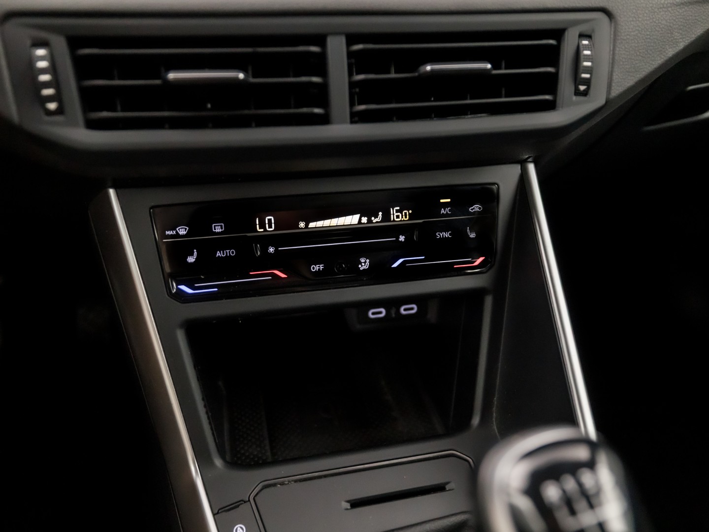 Volkswagen Polo 1.0 TSI Sport (VIRTUAL COCKPIT, 1e EIGENAAR, APPLE CARPLAY, GROOT NAVI, CLIMATE, STOELVERWARMING, SPORTSTOELEN, GETINT GLAS, LM VELGEN, CRUISE, PARKEERSENSOREN, NIEUWSTAAT)