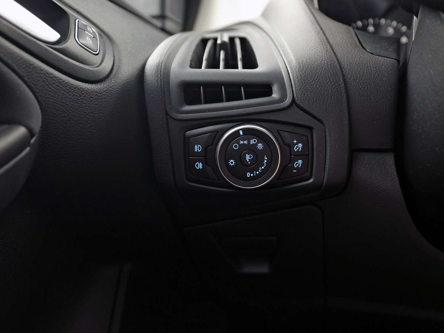 Ford Focus Wagon 1.0 Sport (APPLE CARPLAY, GROOT NAVI, CAMERA, CLIMATE, SPORTSTOELEN, TREKHAAK, CRUISE, NIEUWSTAAT)